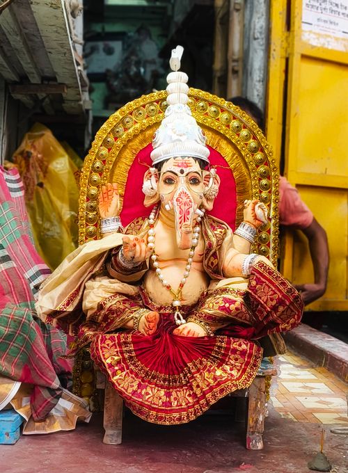 Free Traditional Ganesh idol with ornate attire displayed on a Kolkata street. Stock Photo