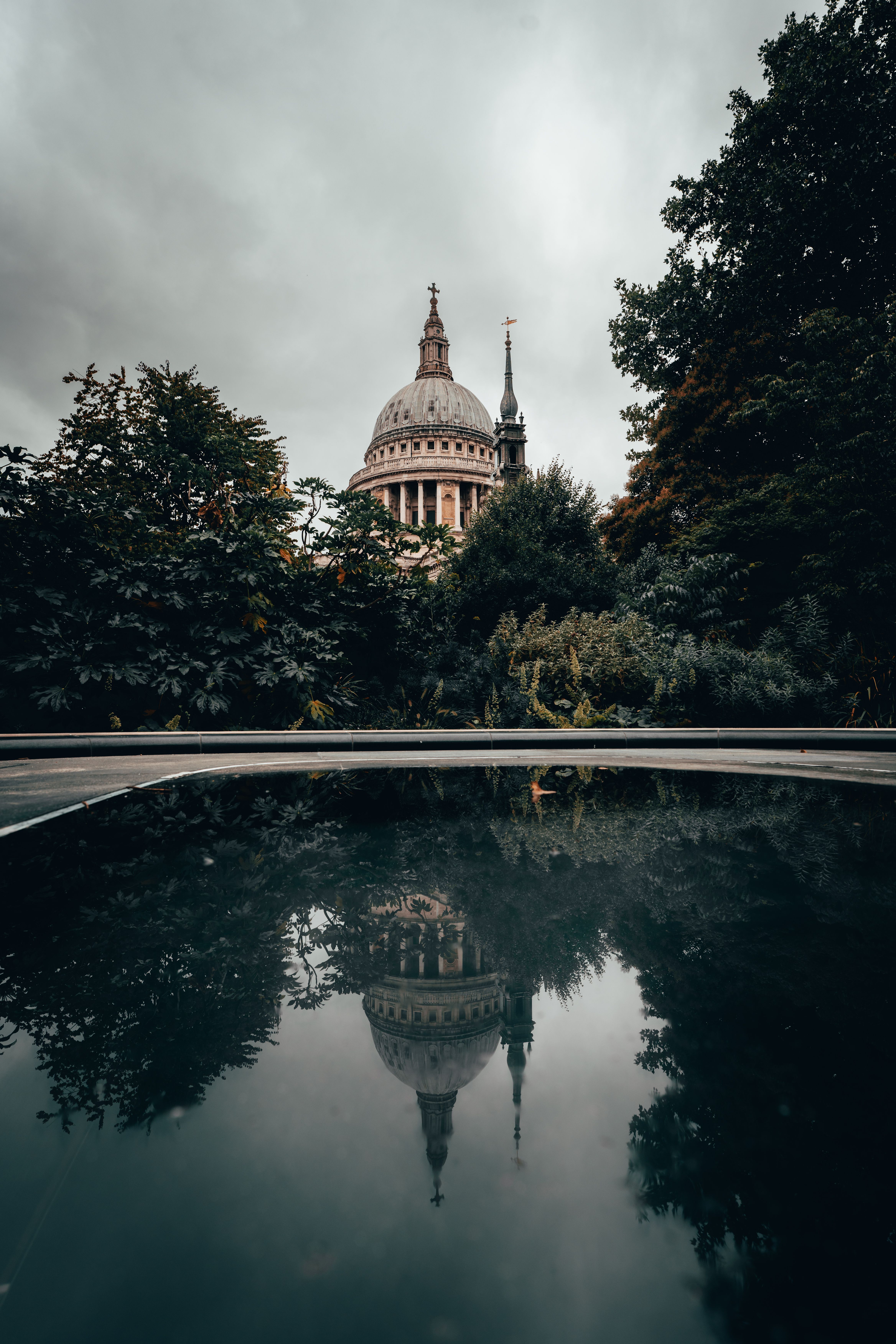 St. Paul's Cathedral with Reflective Pool View · Free Stock Photo