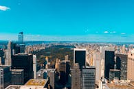 从空中俯瞰纽约市的天际线，壮丽的景色中包括中央公园和标志性的摩天大楼