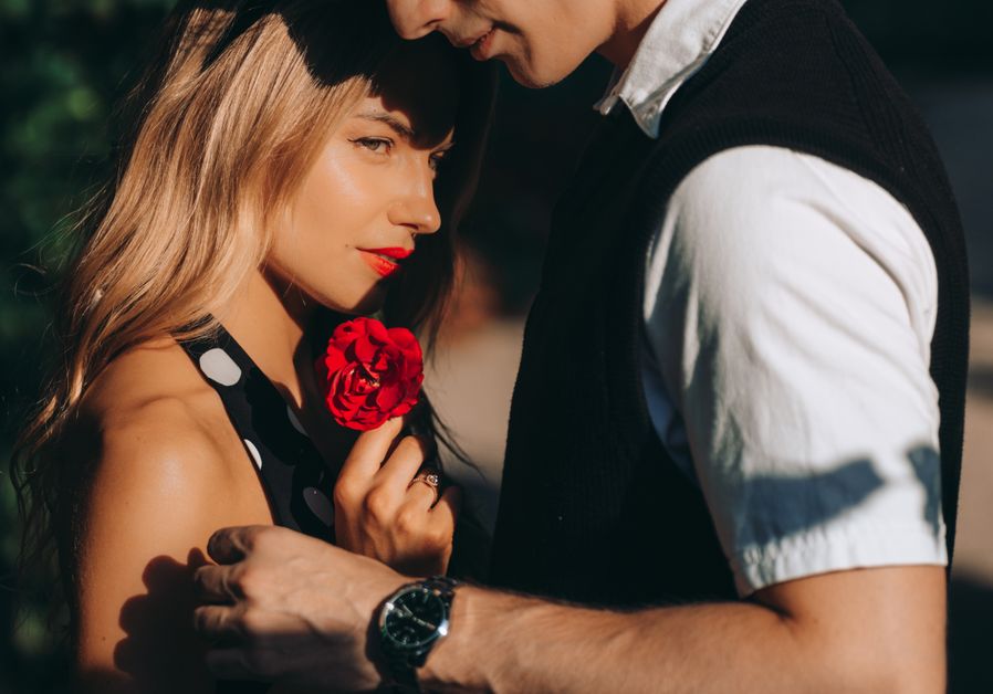 Online dating: starting a conversation on a niche platform