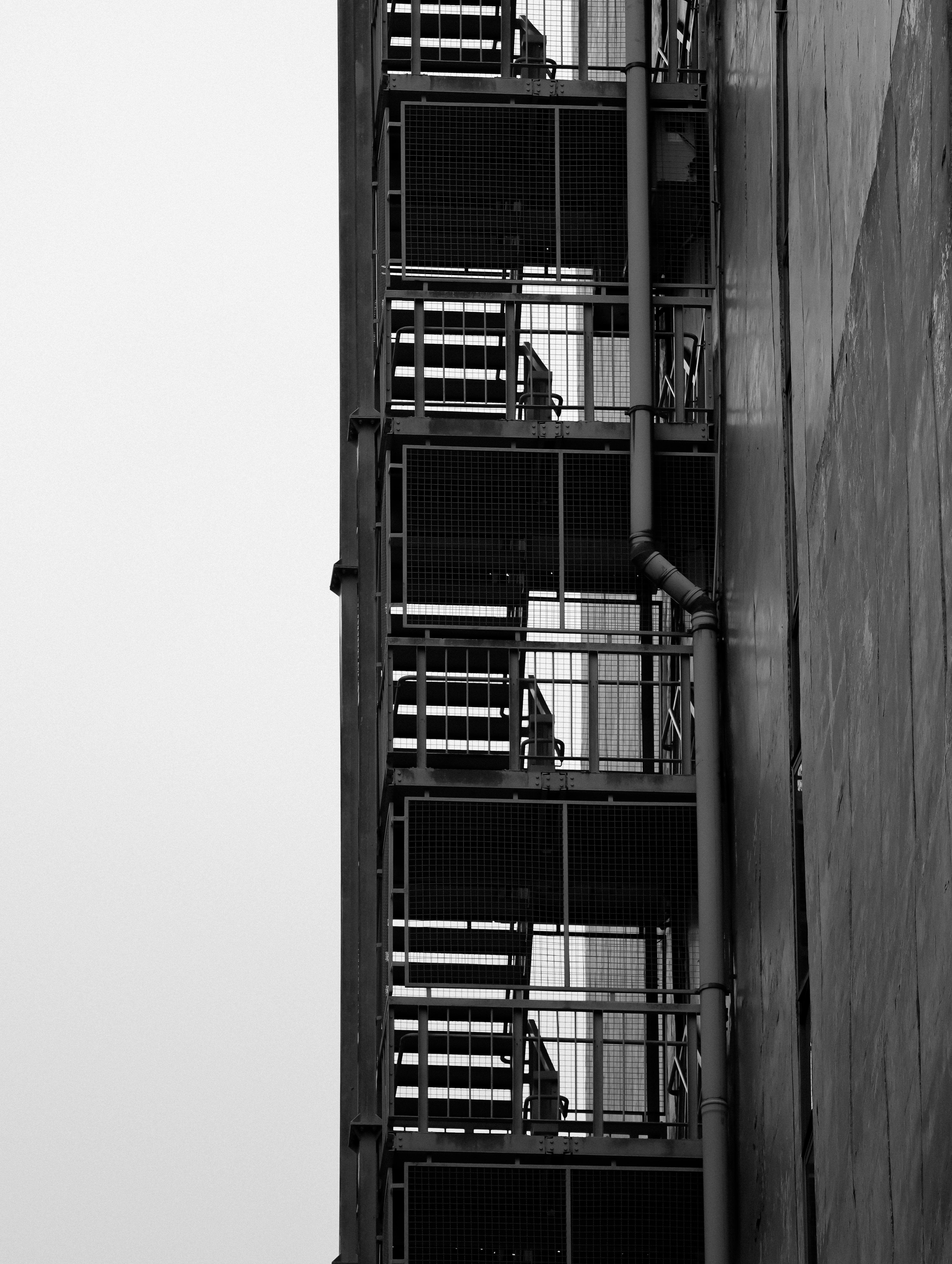 gratis Monochrome foto van een industriële brandtrap met geometrische patronen. Stockfoto