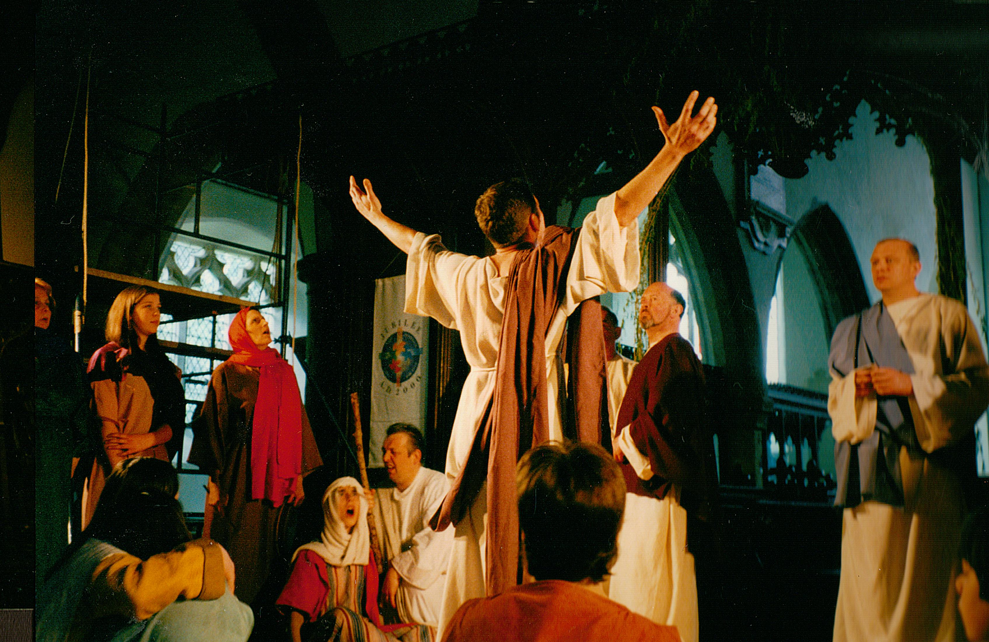 Gratuit Un grup de actori interpretează o scenă dramatică în interiorul unei biserici istorice din Canterbury, Anglia. Fotografie de stoc