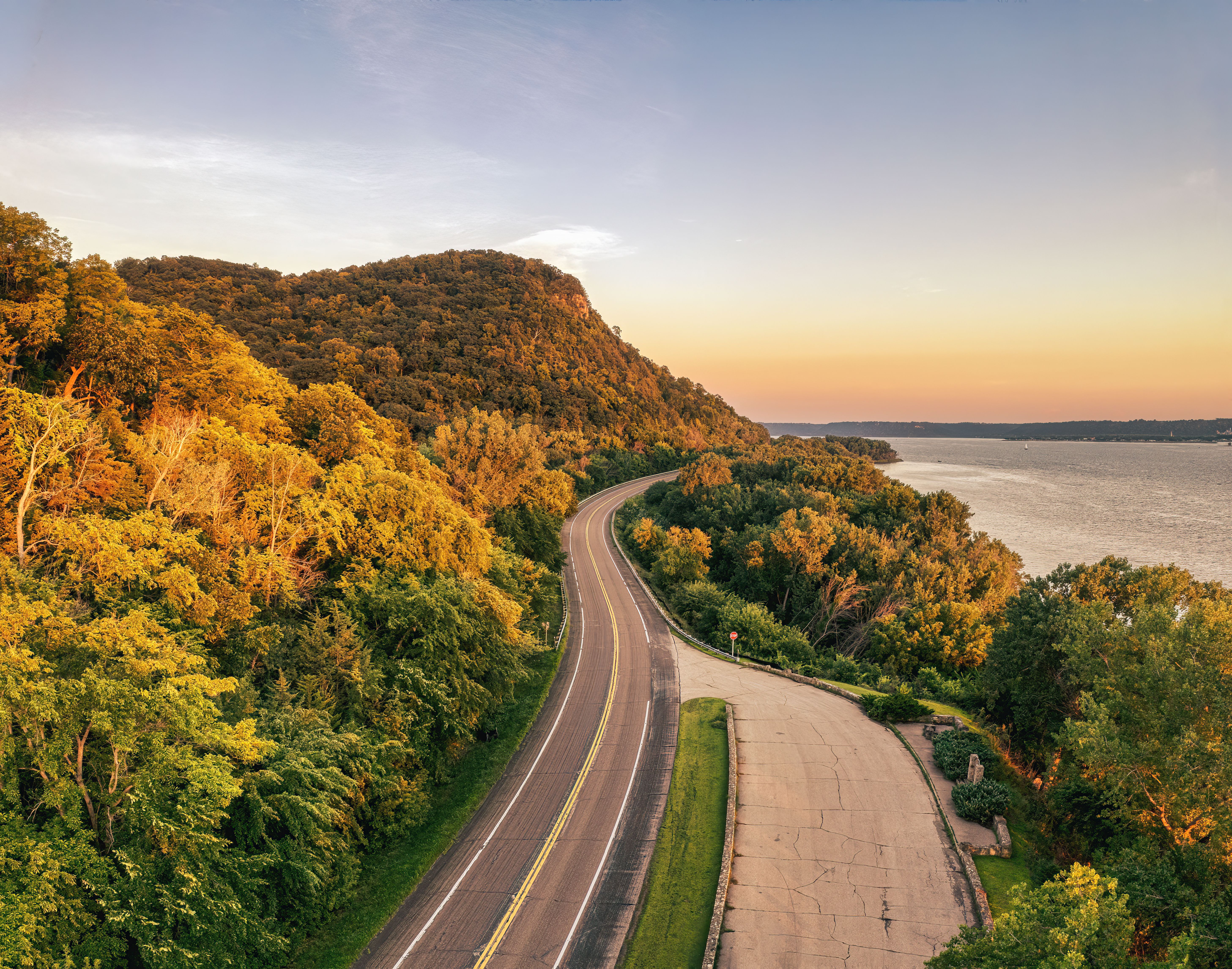 9 Midwest river towns made for a fall we