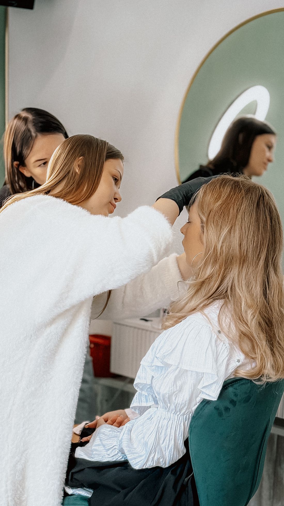 Profesional aplicando maquillaje en un salón de belleza