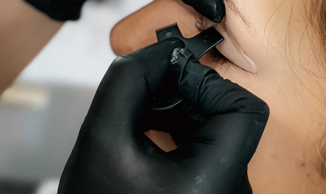 Primer plano de un procedimiento de micropigmentación de cejas en Sapphira Privé Montecarmelo