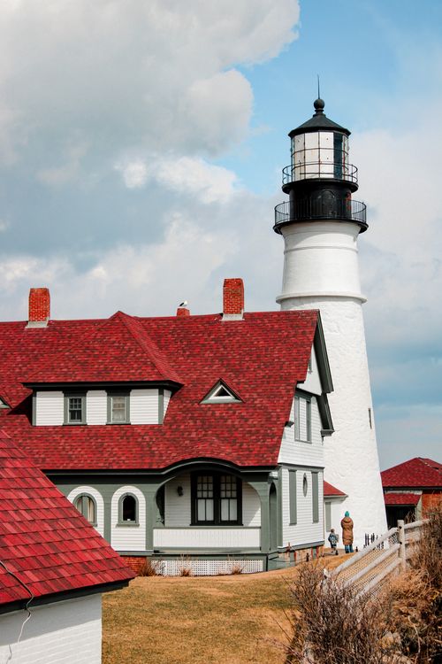 Free Discover the picturesque Portland Head Light, a historic landmark on the Maine coast. Stock Photo