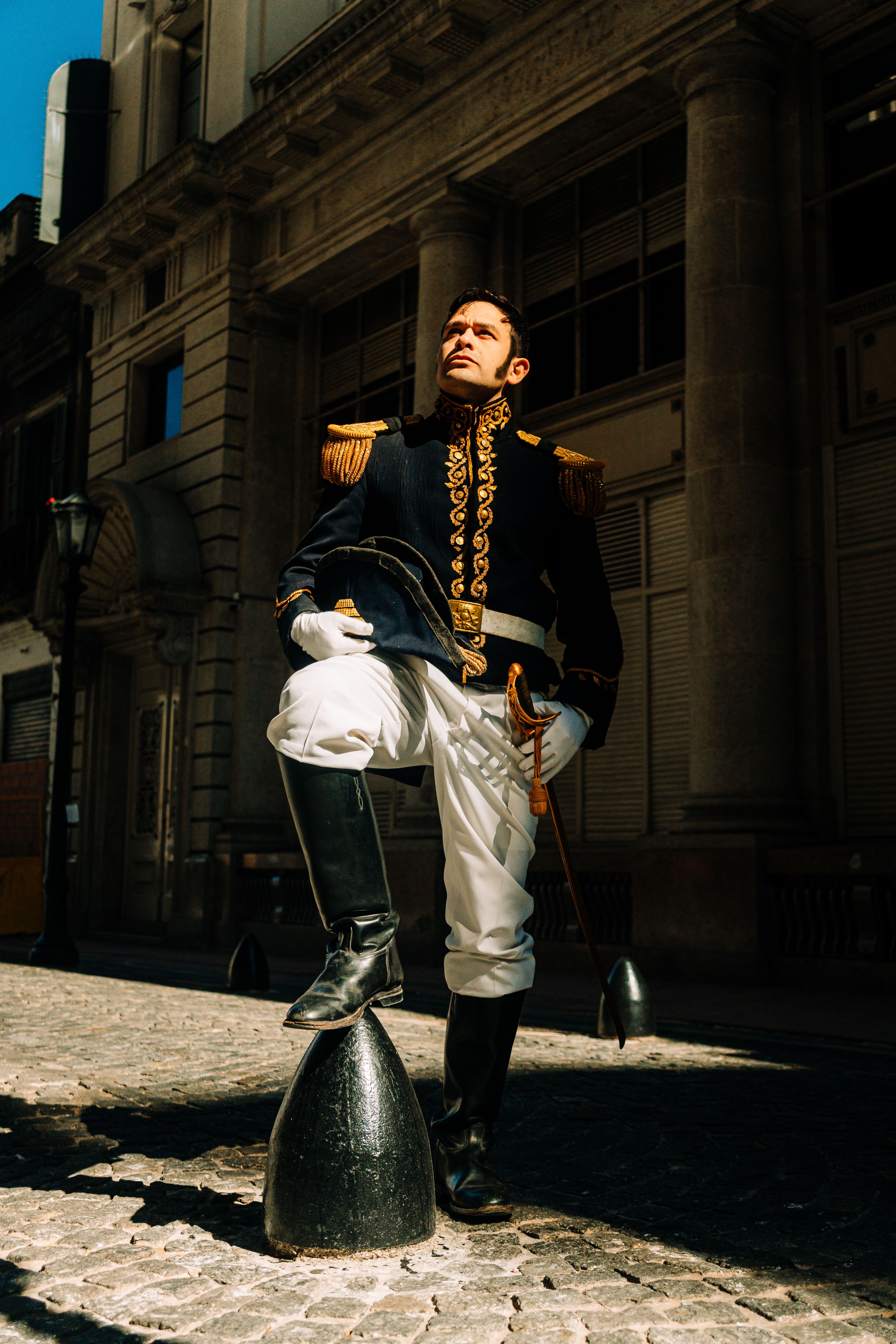 De franc Un soldat de l'època colonial es manté amb confiança en un carrer empedrat de Buenos Aires, Argentina. Foto d'estoc