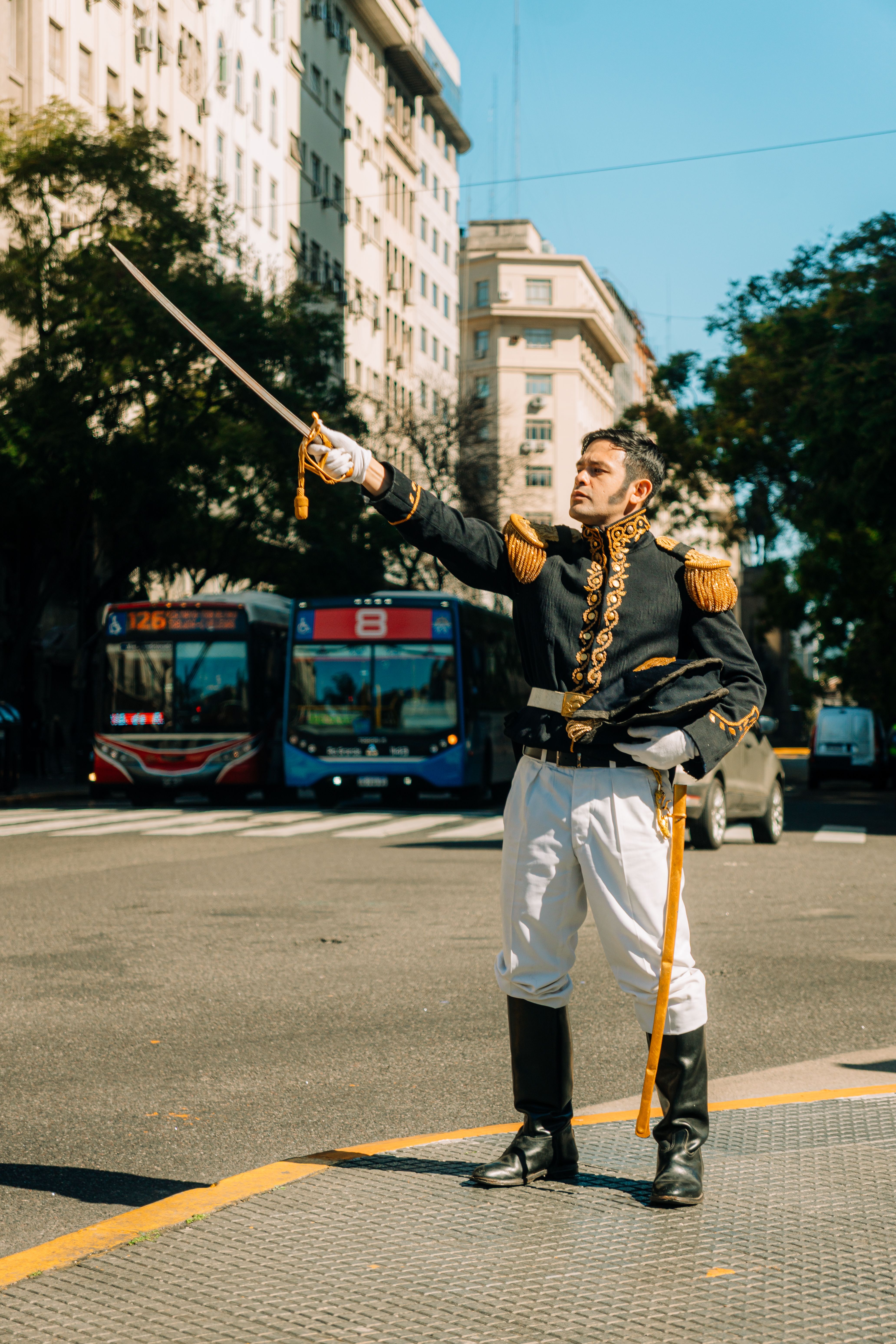 De franc Recreador històric amb vestit tradicional de la guàrdia reial i espasa, escena de carrer de Buenos Aires. Foto d'estoc