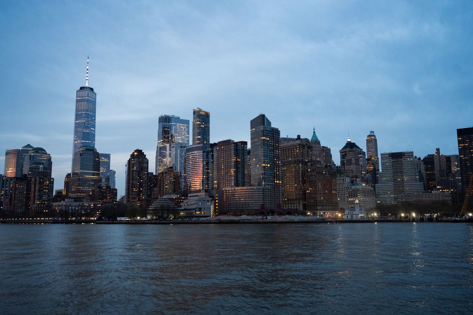 Manhattan finans bölgesindeki gökdelenler alacakaranlıkta