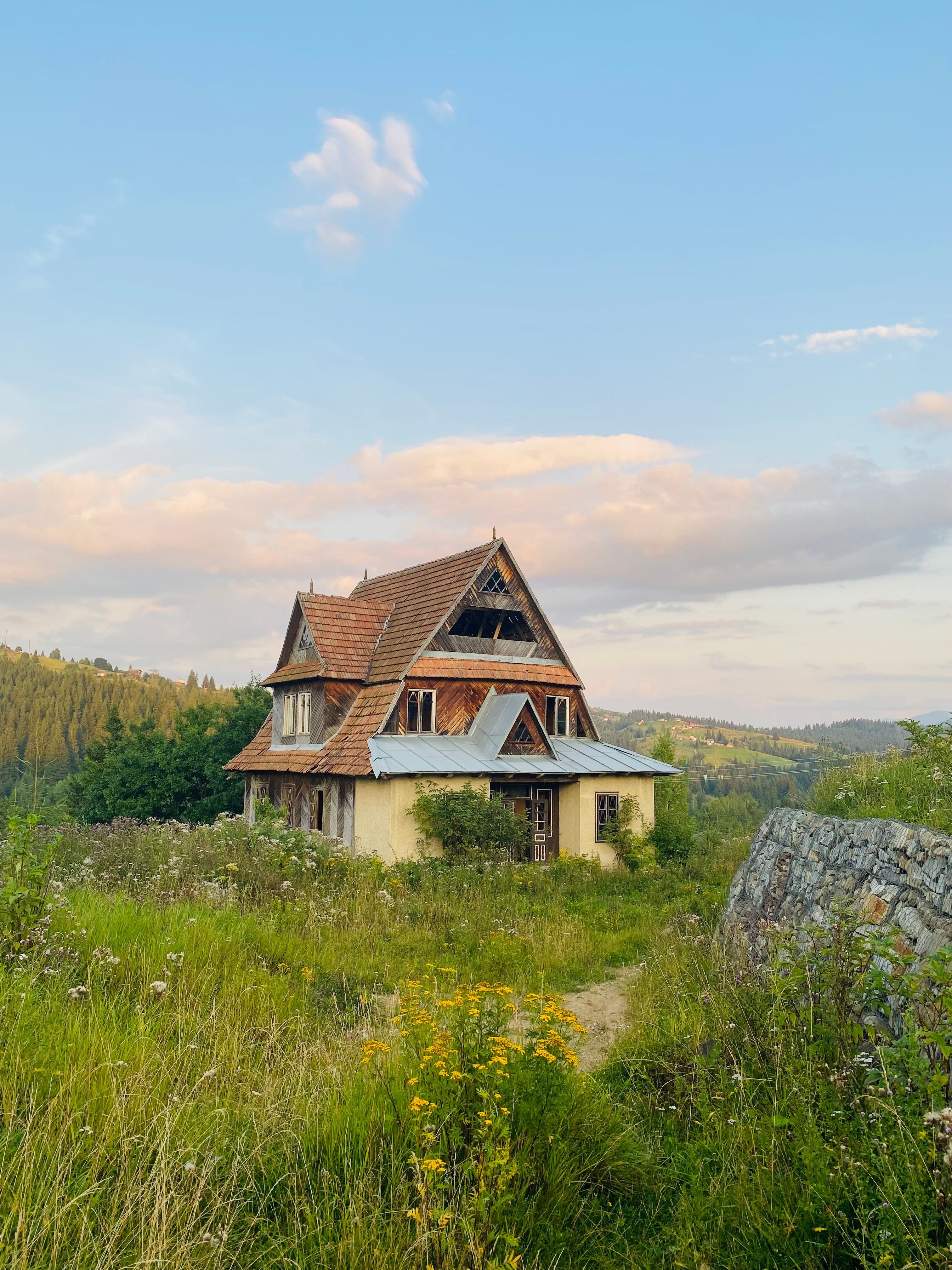 Charming Rustic House in Serene Countryside · Free Stock Photo
