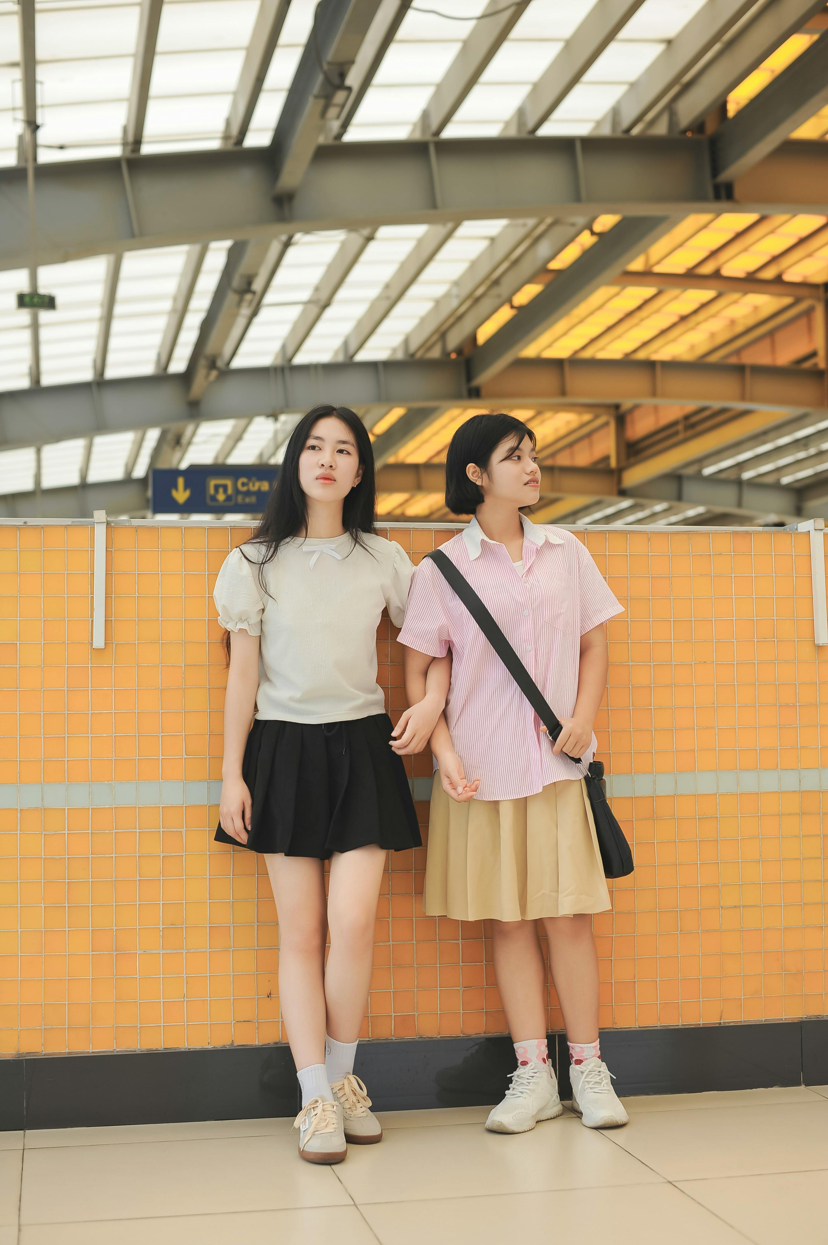 Miễn phí Hai cô gái trẻ thể hiện phong cách đường phố giản dị tại một nhà ga ở Hà Nội. Ảnh lưu trữ