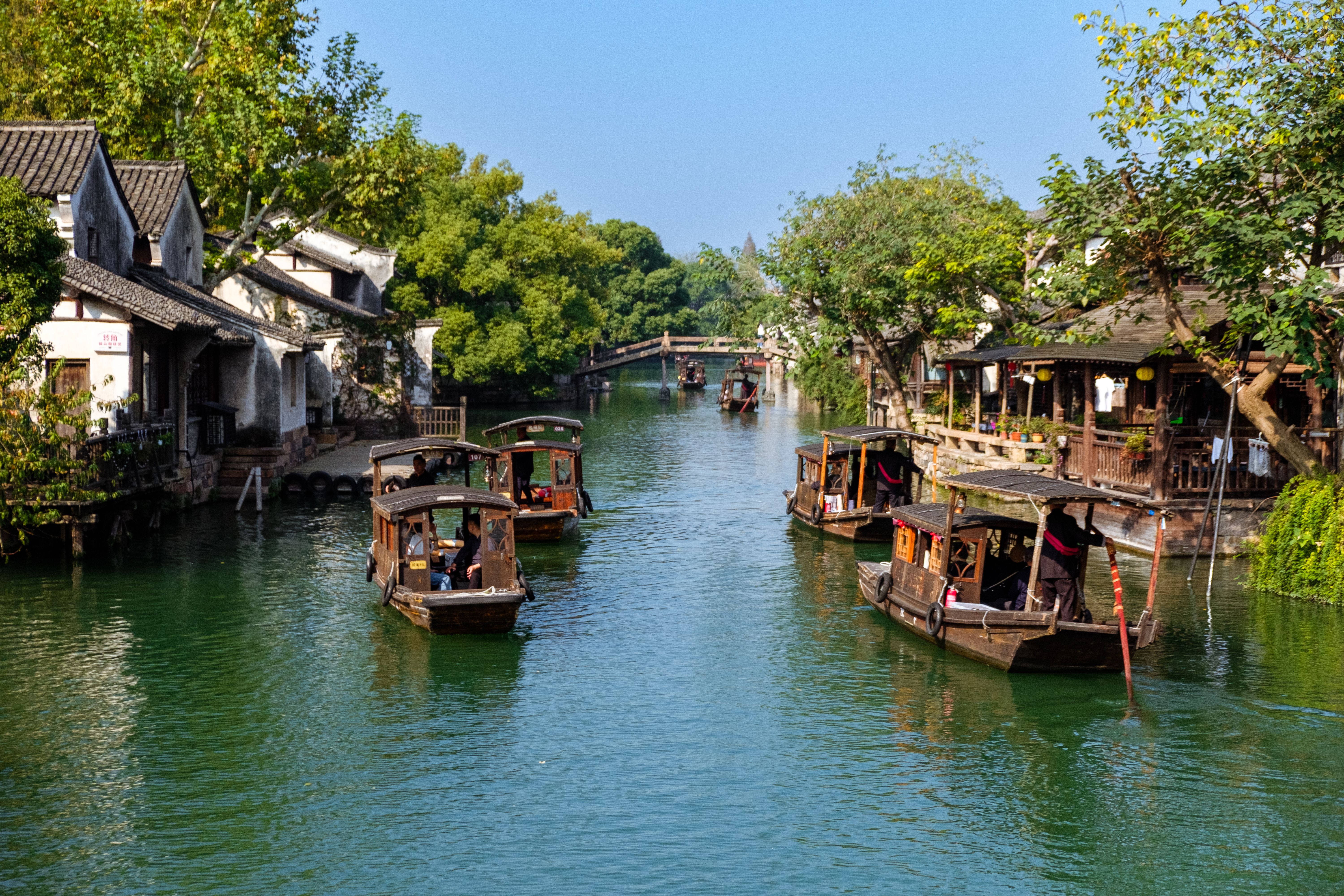 Traditionele Boten Op De Serene Rivier In Wuzhen · Gratis stockfoto
