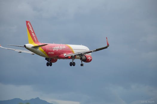 VietJet Air aircraft descending towards Đà Nẵng amidst cloudy skies.