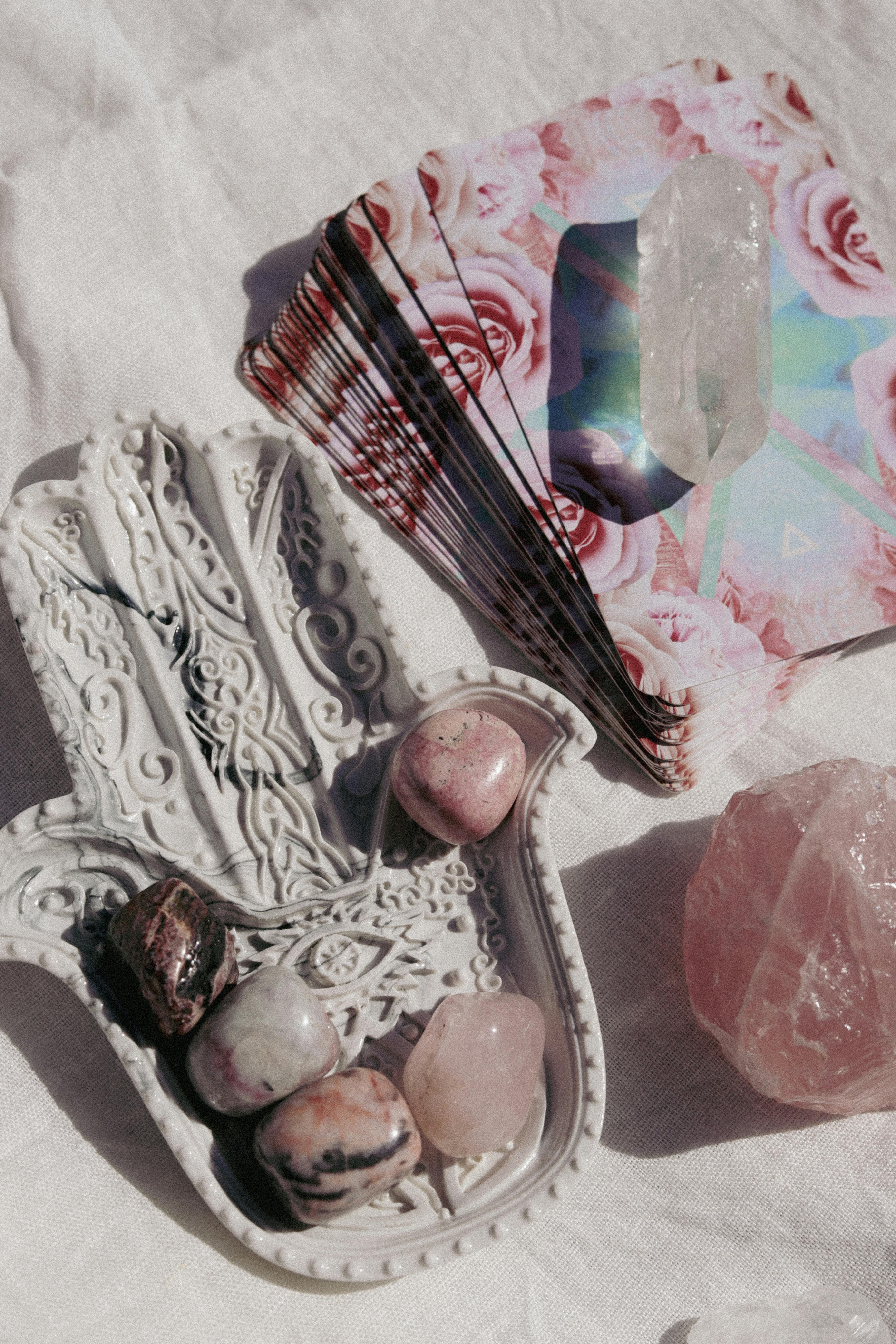 Flat lay of tarot cards with healing crystals and a decorative dish, evoking tranquility.