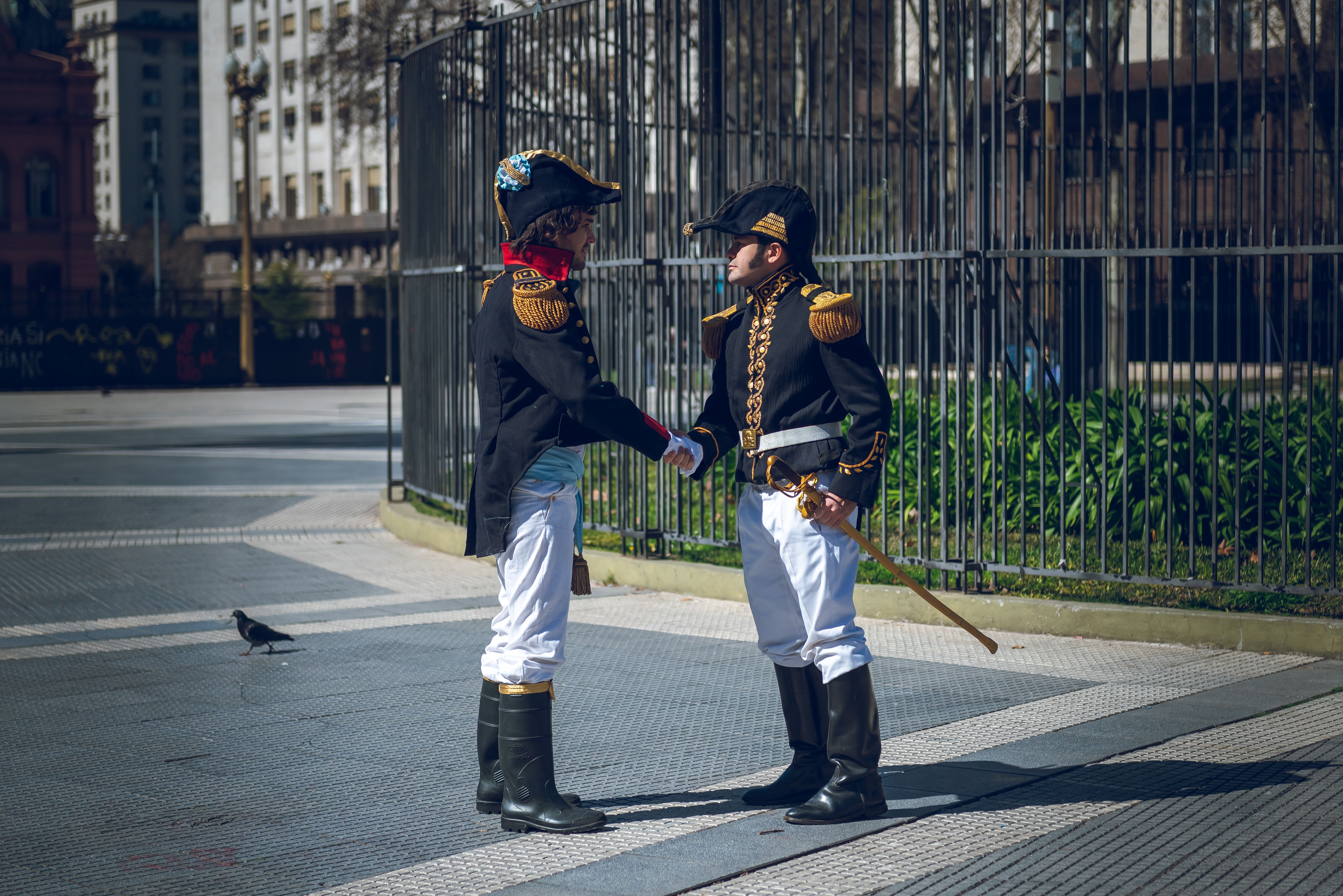 De franc Nens amb uniformes militars històrics donant-se la mà a l'aire lliure a Buenos Aires, Argentina. Foto d'estoc