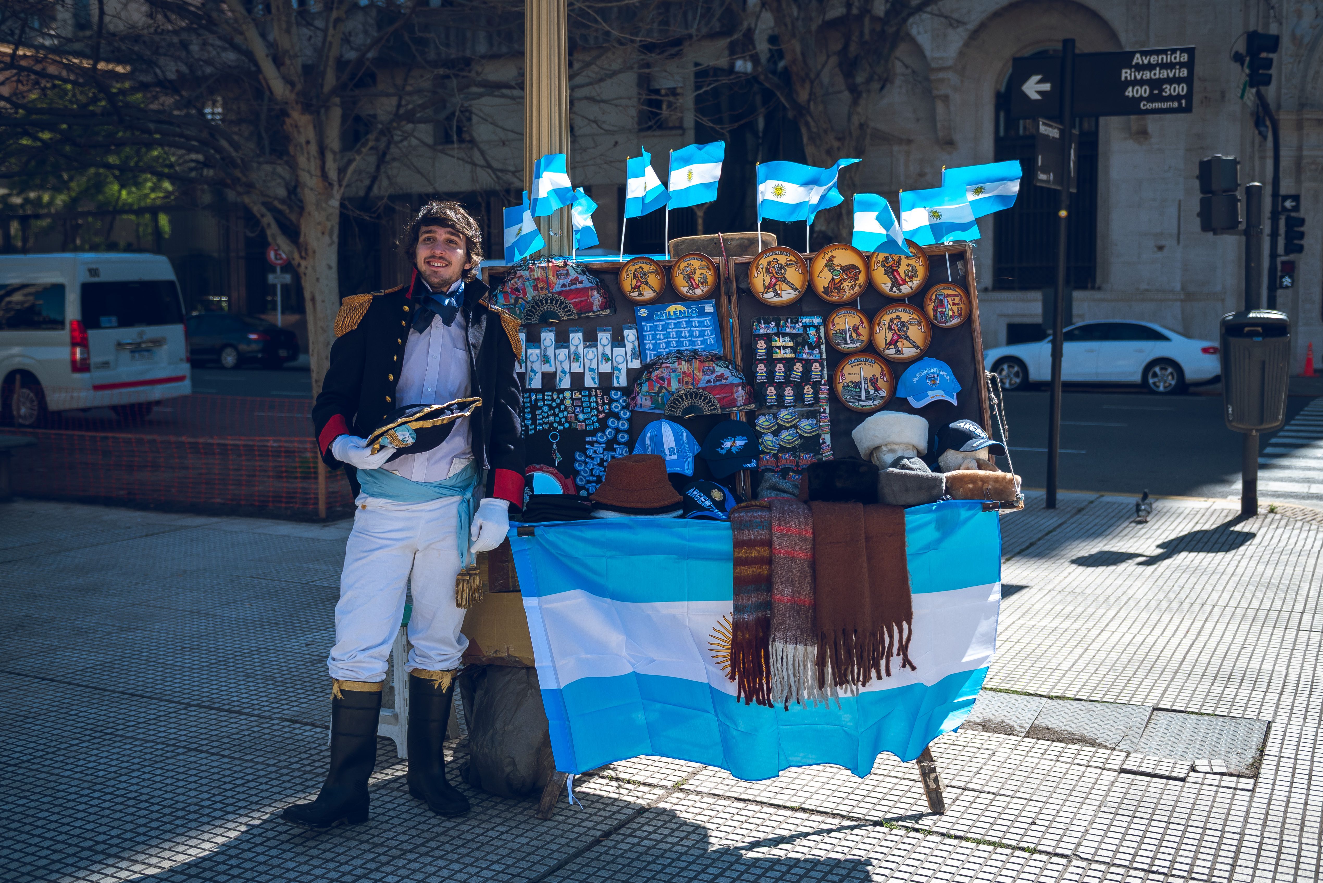 Documentação para trabalhar na Argentina em 2026 Documentos de imigração e passaporte brasileiro sobre uma mesa, representando o processo de residência na Argentina
