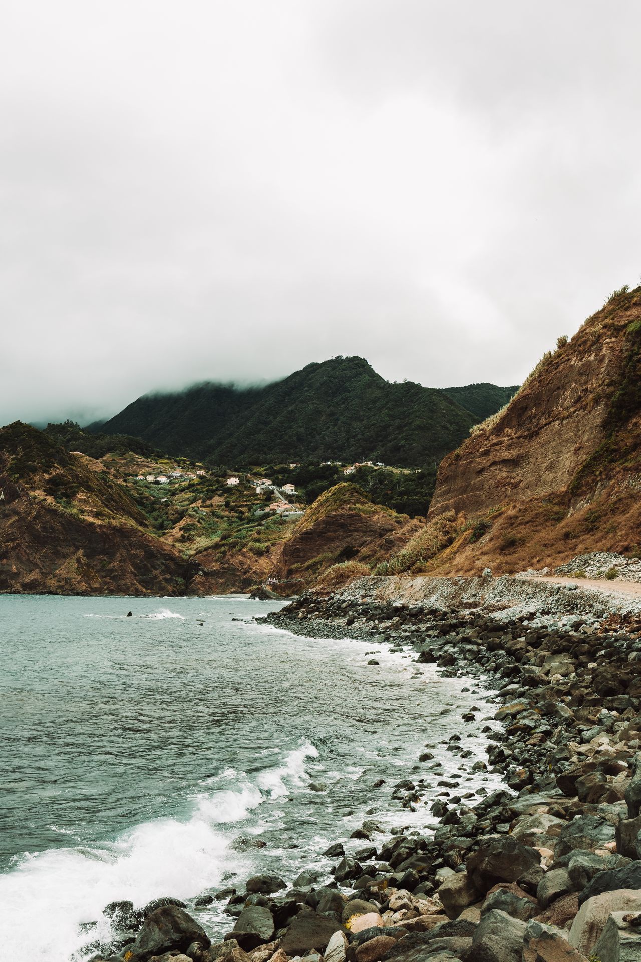 paysage côtier de Madère falaises et océan Atlantique