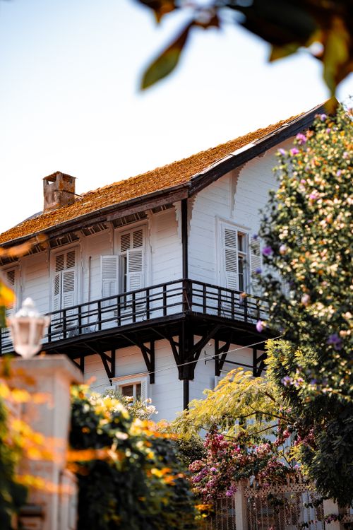 Free Beautiful historic house in İstanbul surrounded by vibrant flowers and lush greenery. Stock Photo