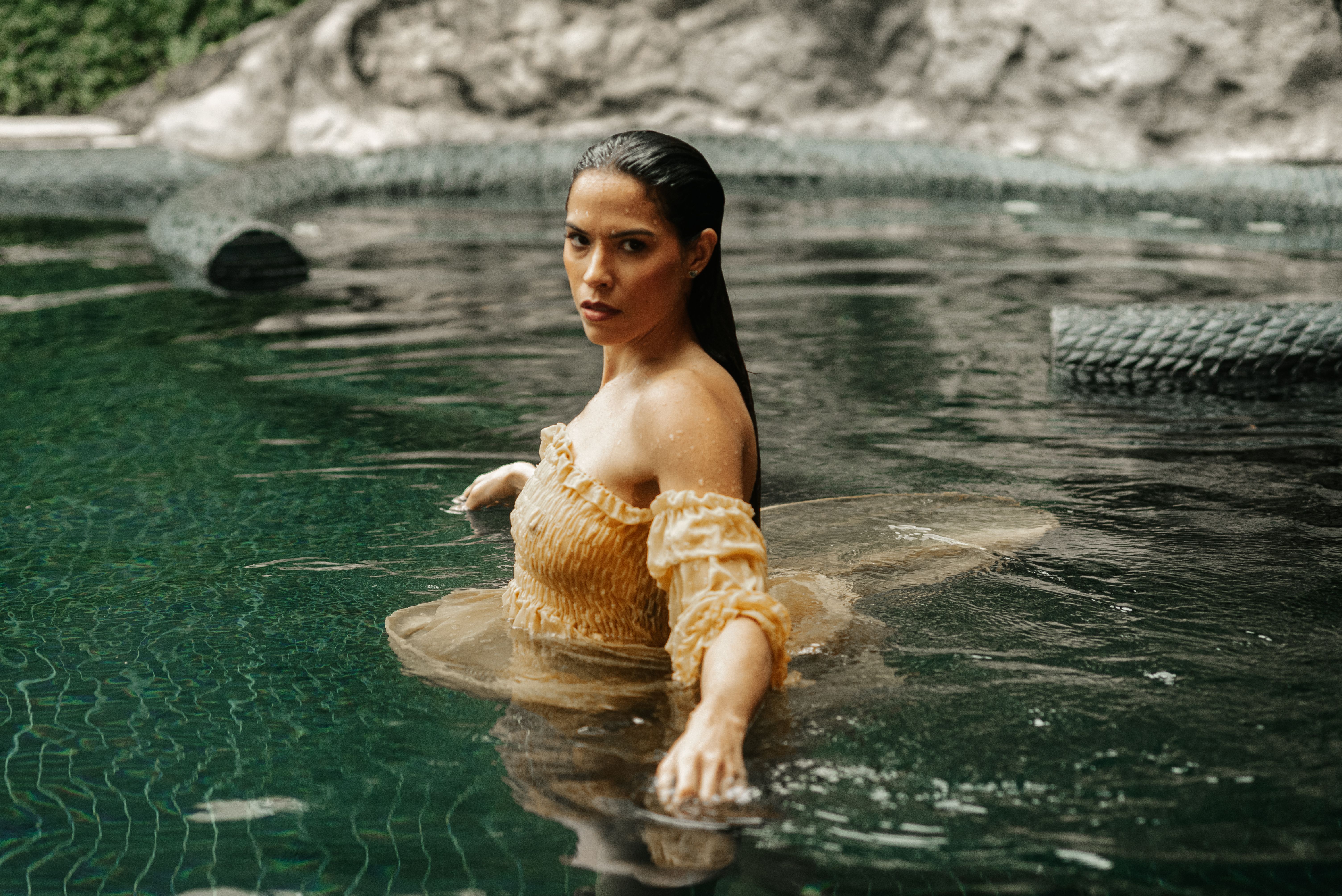 Ivete Sangalo e namorado curtem show de Belo com beijos