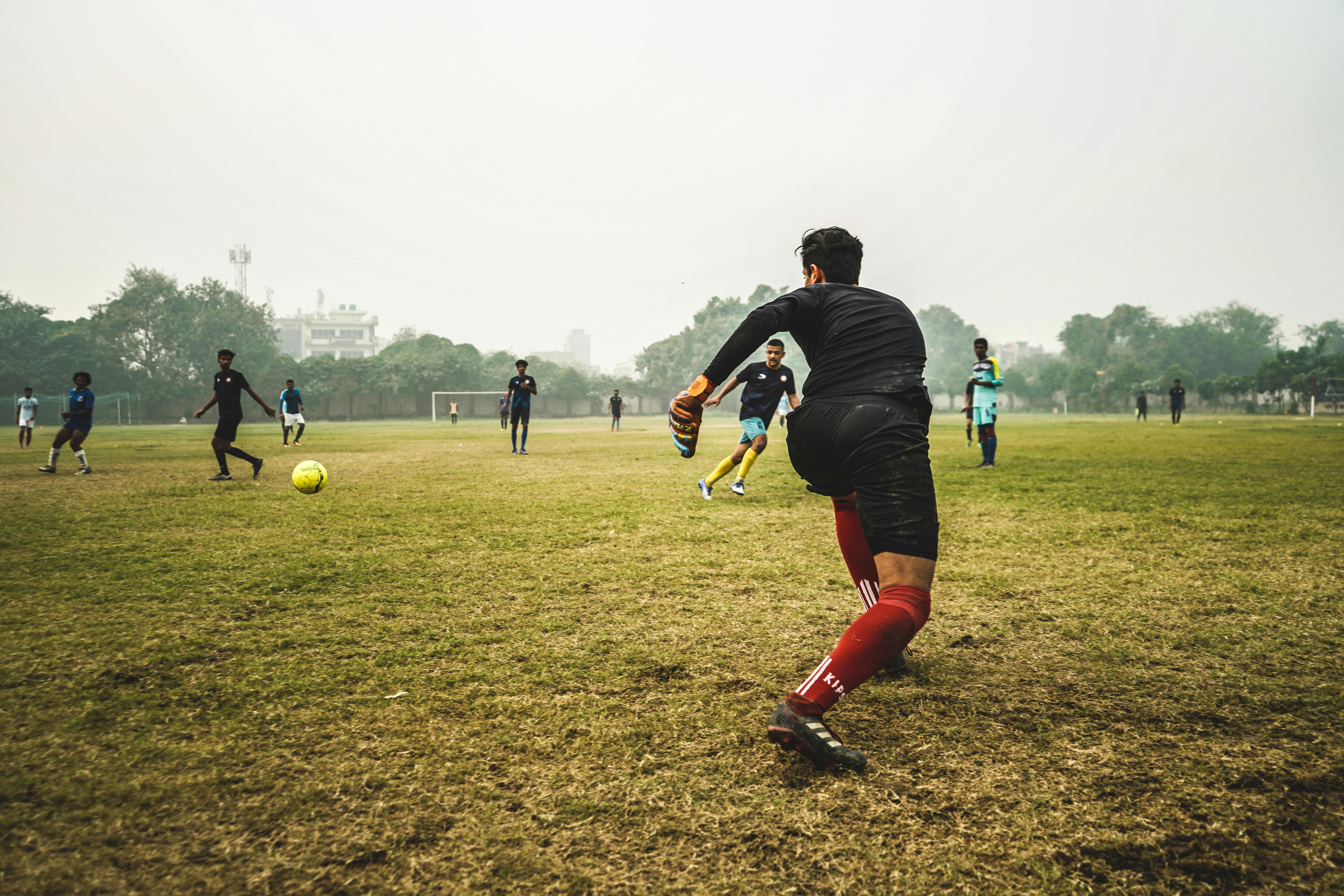 Foto Dois jogadores de futebol pulando no campo de grama durante o jogo –  Imagem de Futebol no Unsplash