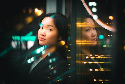 Portrait De Femme Appuyée Sur Un Mur De Verre