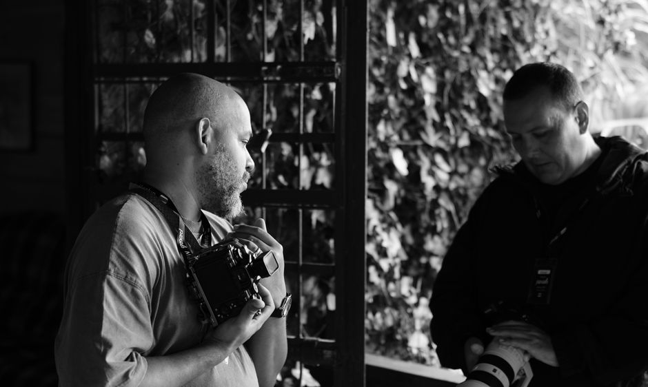 Fotógrafo de casamento em espaço apertado dentro de igreja ilustrando escolha entre 40mm e 50mm