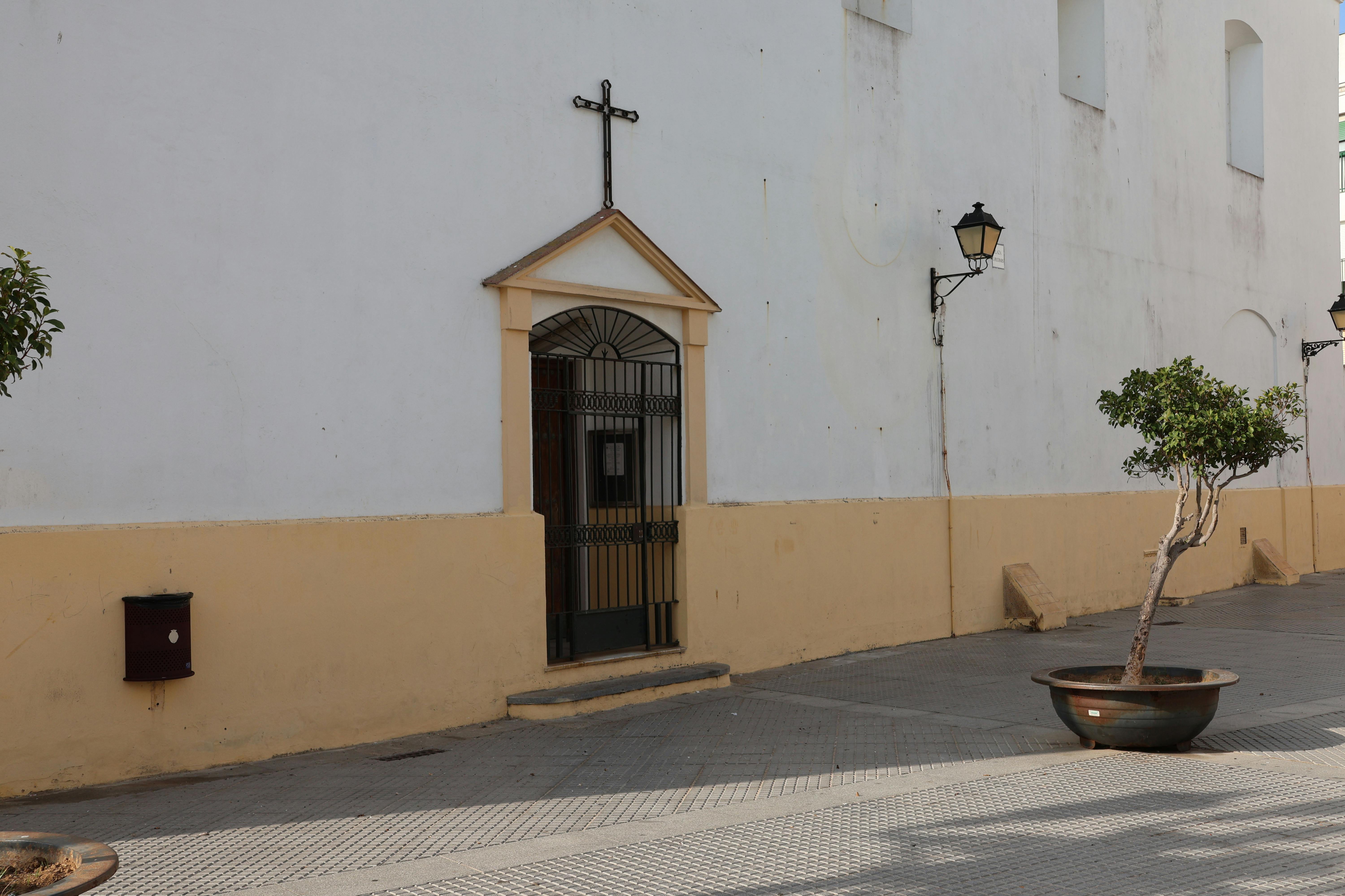 entrada lateral de la capilla