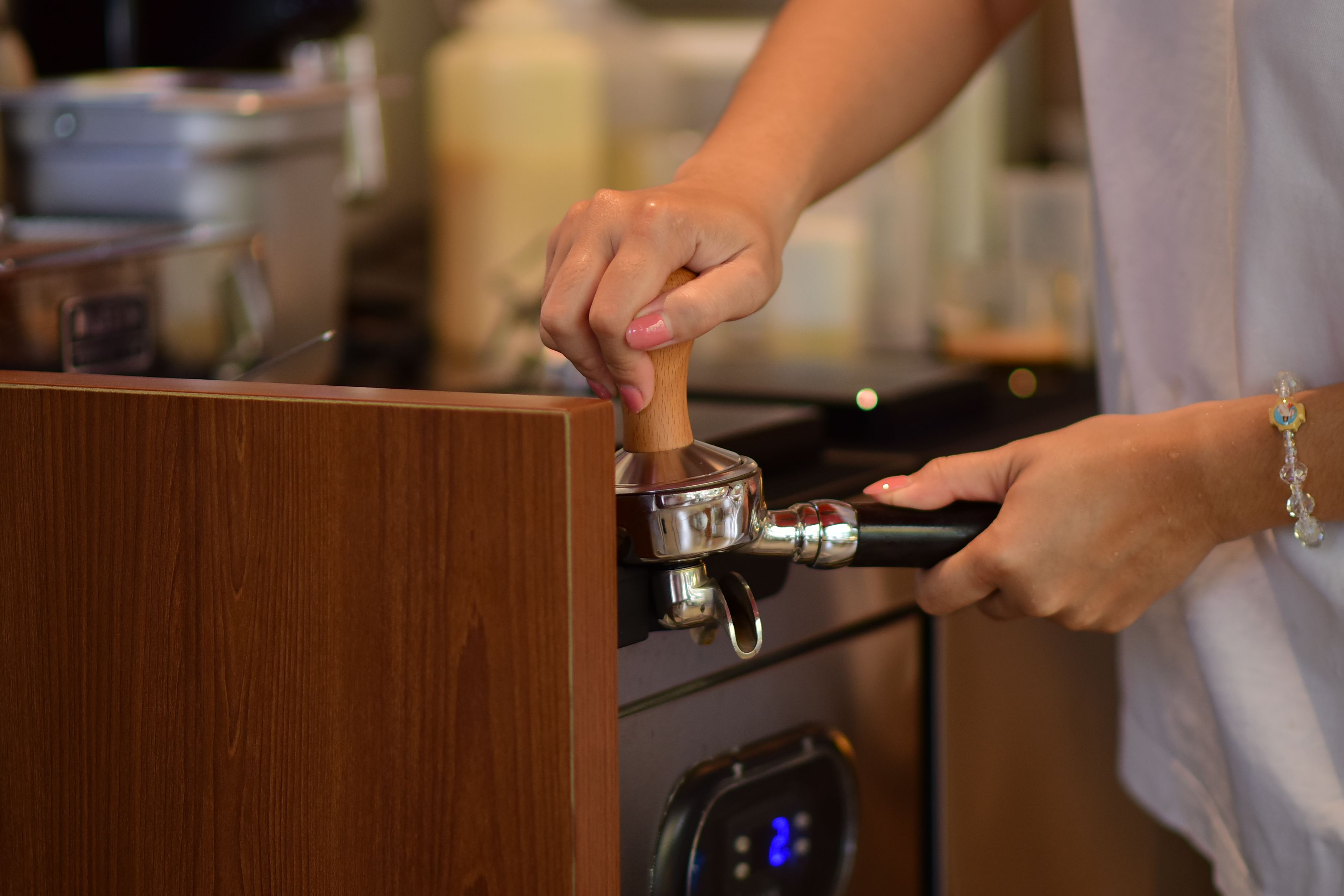 Waarom barista's thuis vaak goedkopere machines gebruiken dan jij - Espressomachines gids