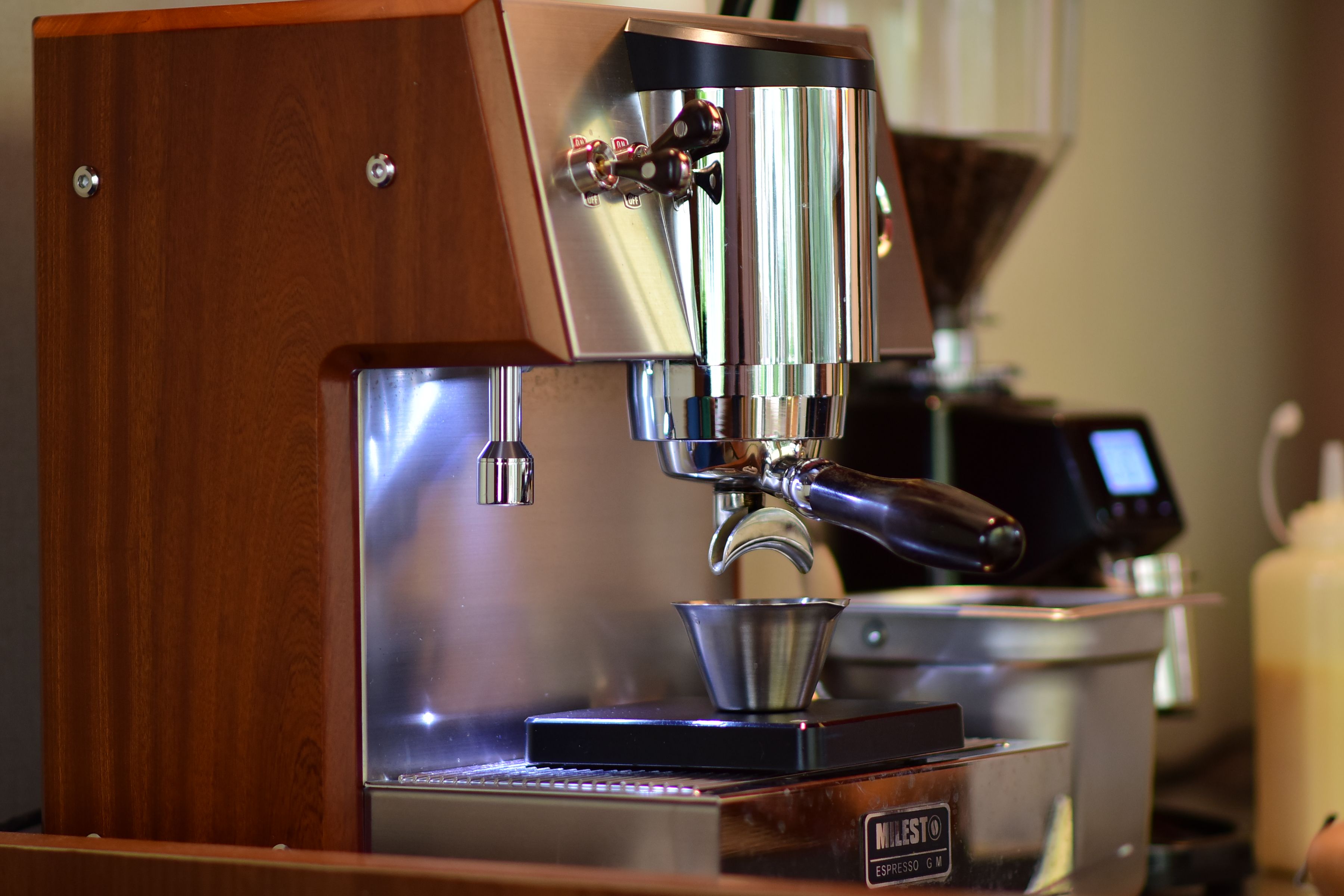 Espressor pe blat într-o bucătărie: când alegi contează spațiul și accesul la rezervor