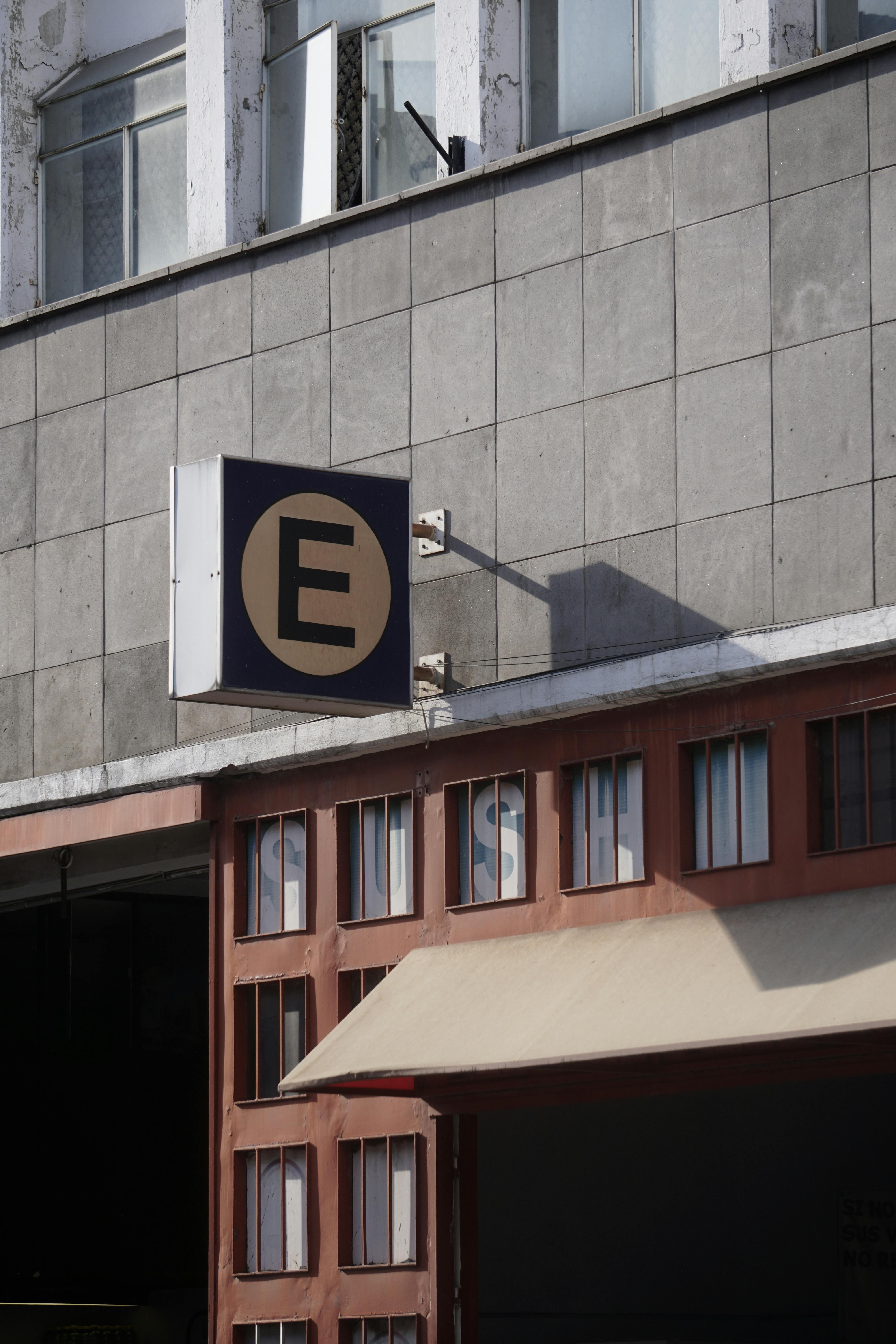 Modern ofis otoparkı