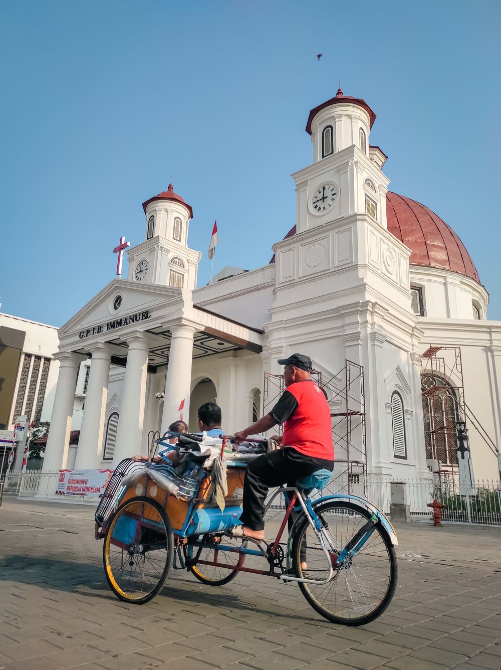 Becak melintas di depan Gereja Blenduk, Semarang