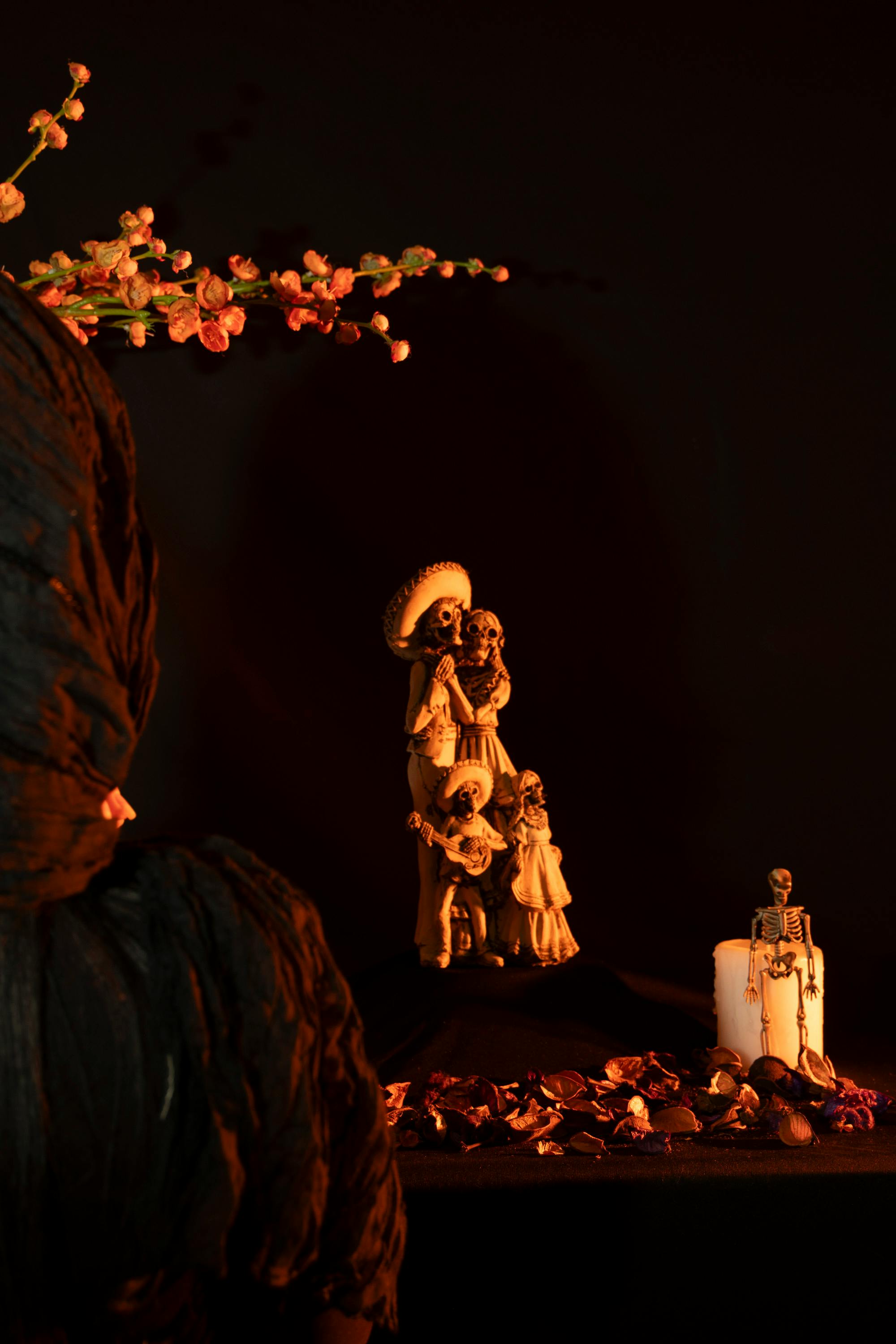 grátis Altar do Dia dos Mortos lindamente elaborado com figuras tradicionais e velas sobre um fundo escuro. Foto profissional