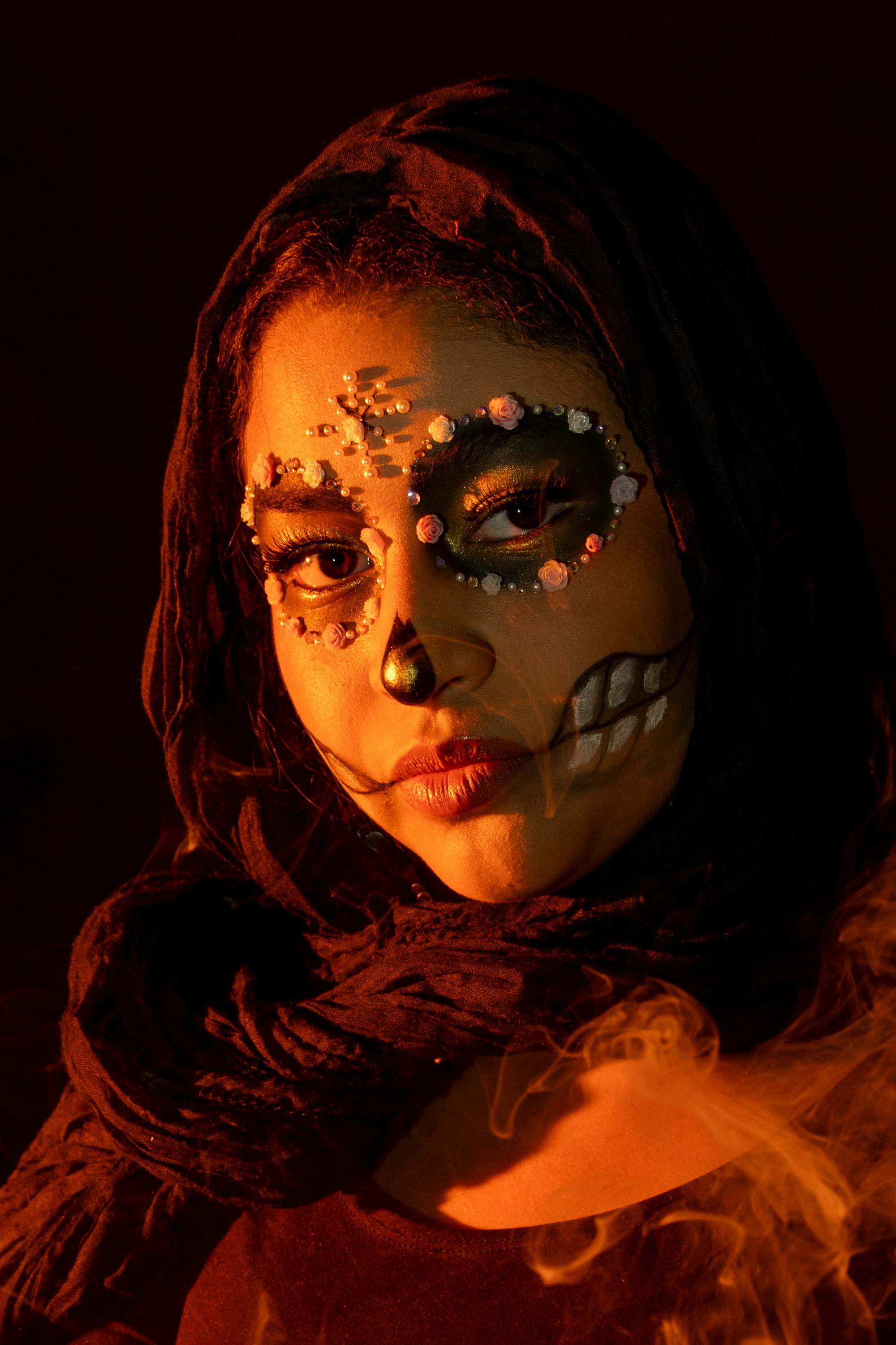 Gratuit Gros plan d'une femme avec du maquillage Catrina célébrant le Día de los Muertos au Costa Rica. Photos