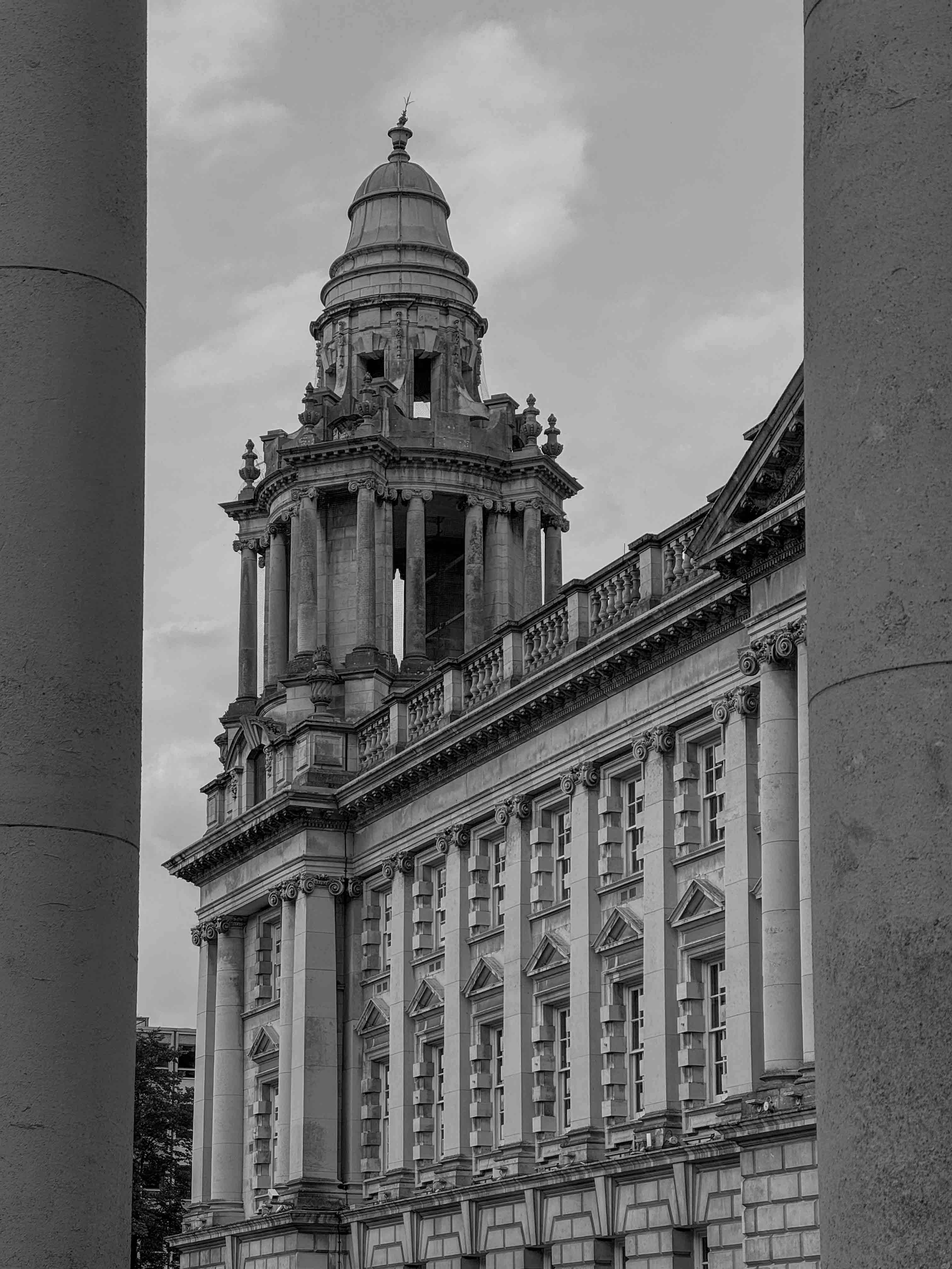 貝爾法斯特市政廳的古典建築象徵著北愛爾蘭衝突後的和解進程與持續的歷史傷痕