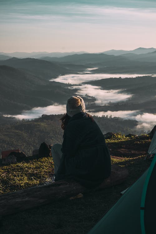 女人坐在俯瞰山