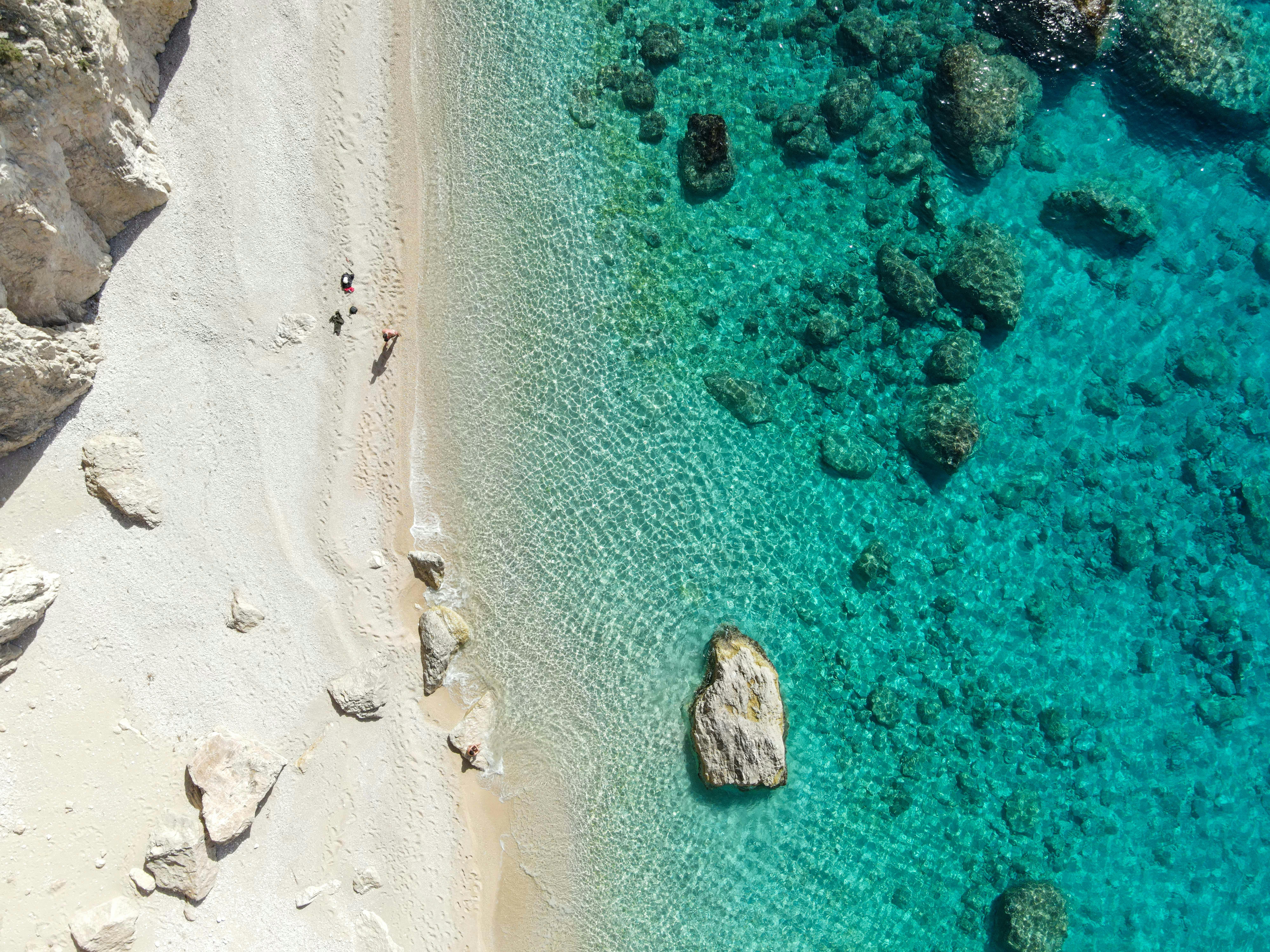 令人惊叹的鸟瞰僻静海滩，碧绿的海水和岩石海岸线