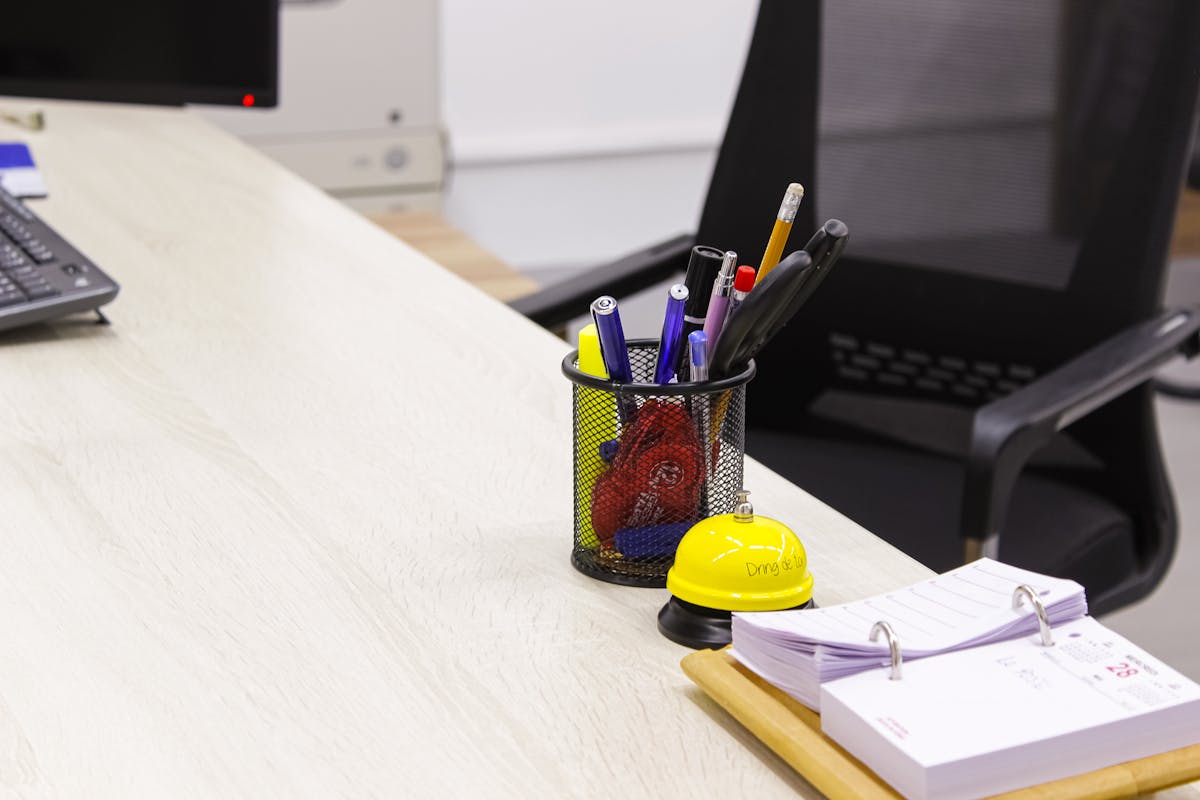 Scrivania ordinata con portablocco, cancelleria e accessori per ufficio