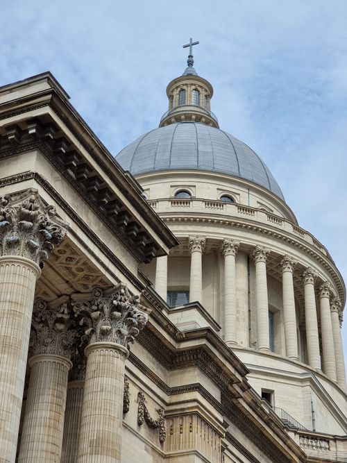 Free Elegant architectural shot of the Panthéon's dome in Paris showcasing classical design and grandeur. Stock Photo