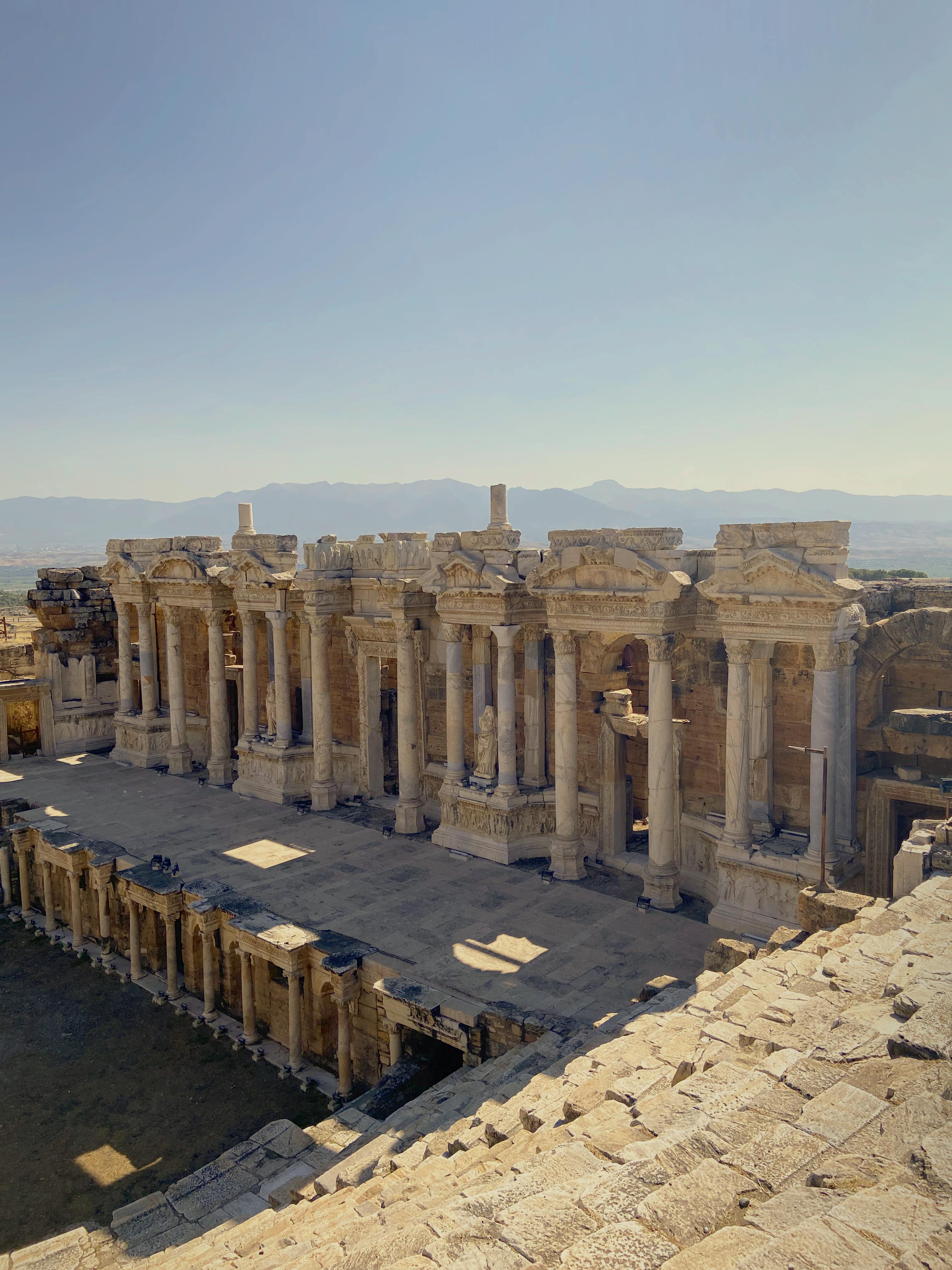 Ücretsiz Türkiye'nin Pamukkale kentinde tarihi mimarinin sergilendiği, iyi korunmuş antik Roma amfitiyatrosunu keşfedin. Stok Fotoğraflar
