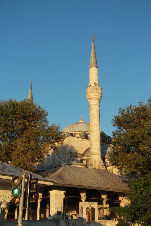 Free Beautiful mosque in Istanbul, Türkiye, captured at sunset with clear skies. Stock Photo