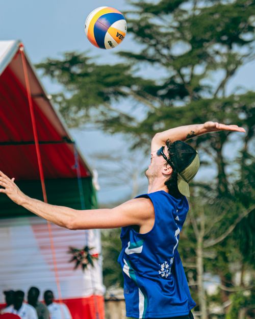 Free An athlete in motion playing beach volleyball outdoors, capturing dynamic summer sports energy. Stock Photo