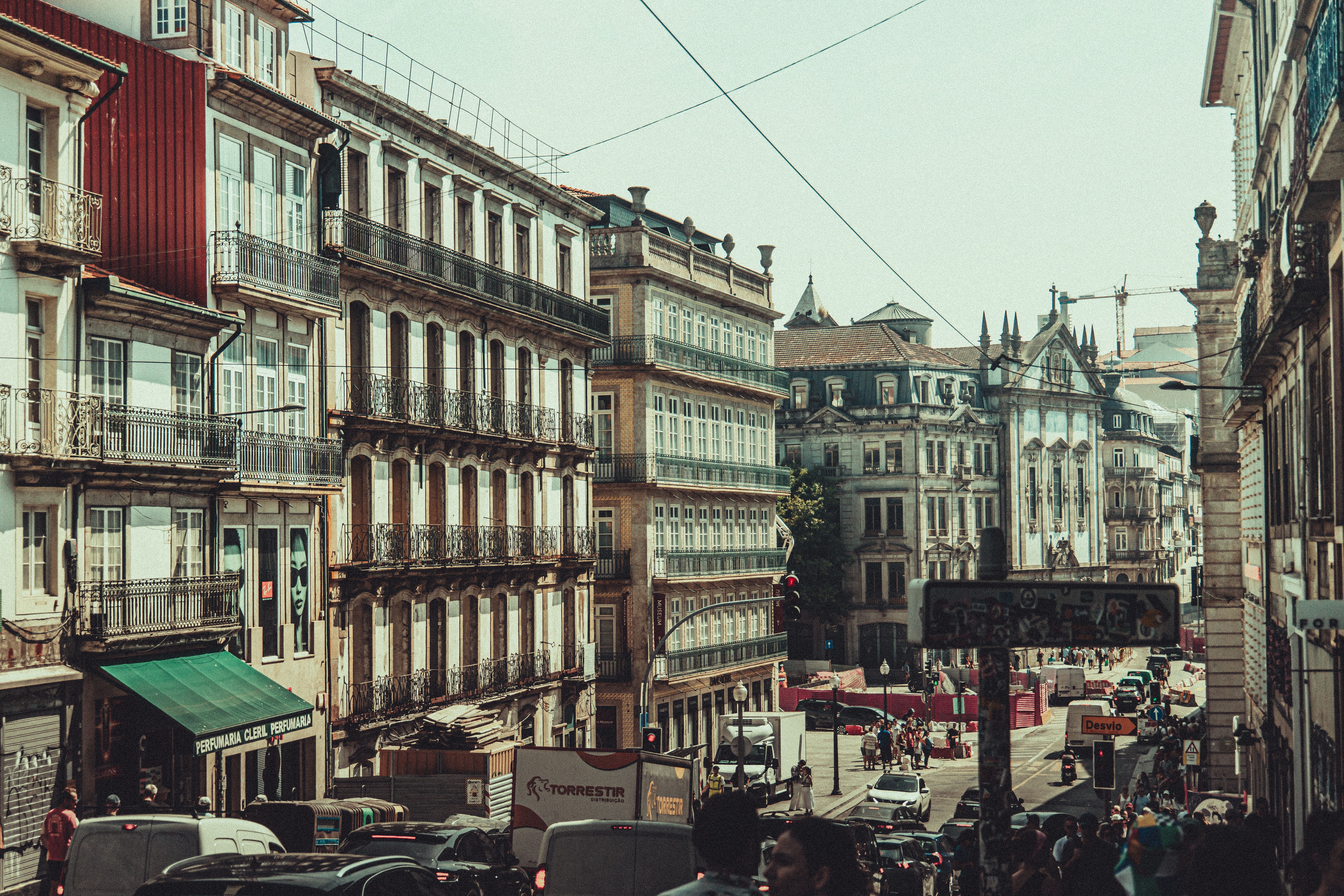 Zadarmo Očarujúca európska uličná scéna s klasickými architektonickými budovami a rušným pouličným životom. Fotka z fotobanky