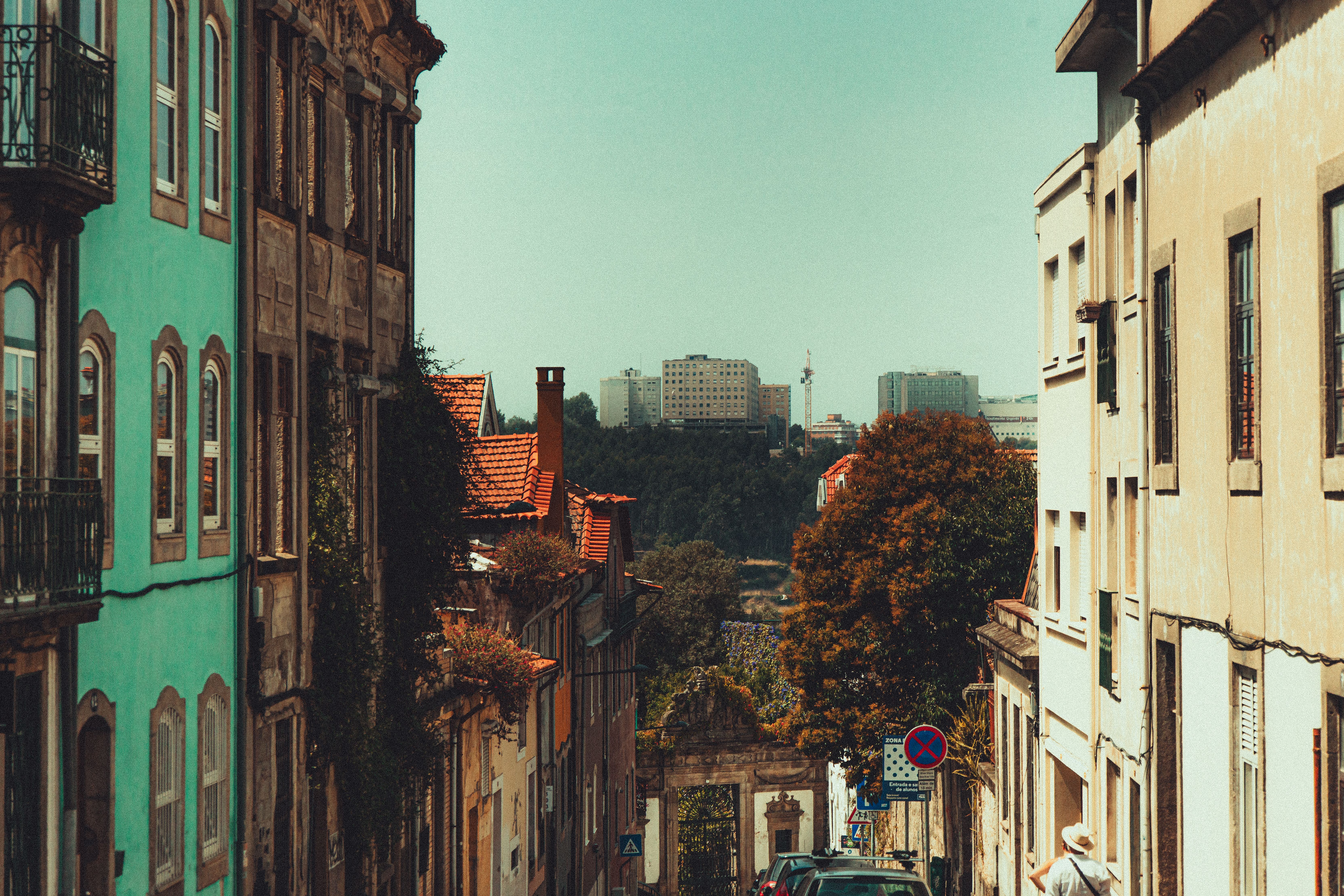 Zadarmo Malebná mestská ulica so žiarivými fasádami a výhľadom na vzdialenú panorámu mesta, ideálna pre cestovateľskú inšpiráciu. Fotka z fotobanky