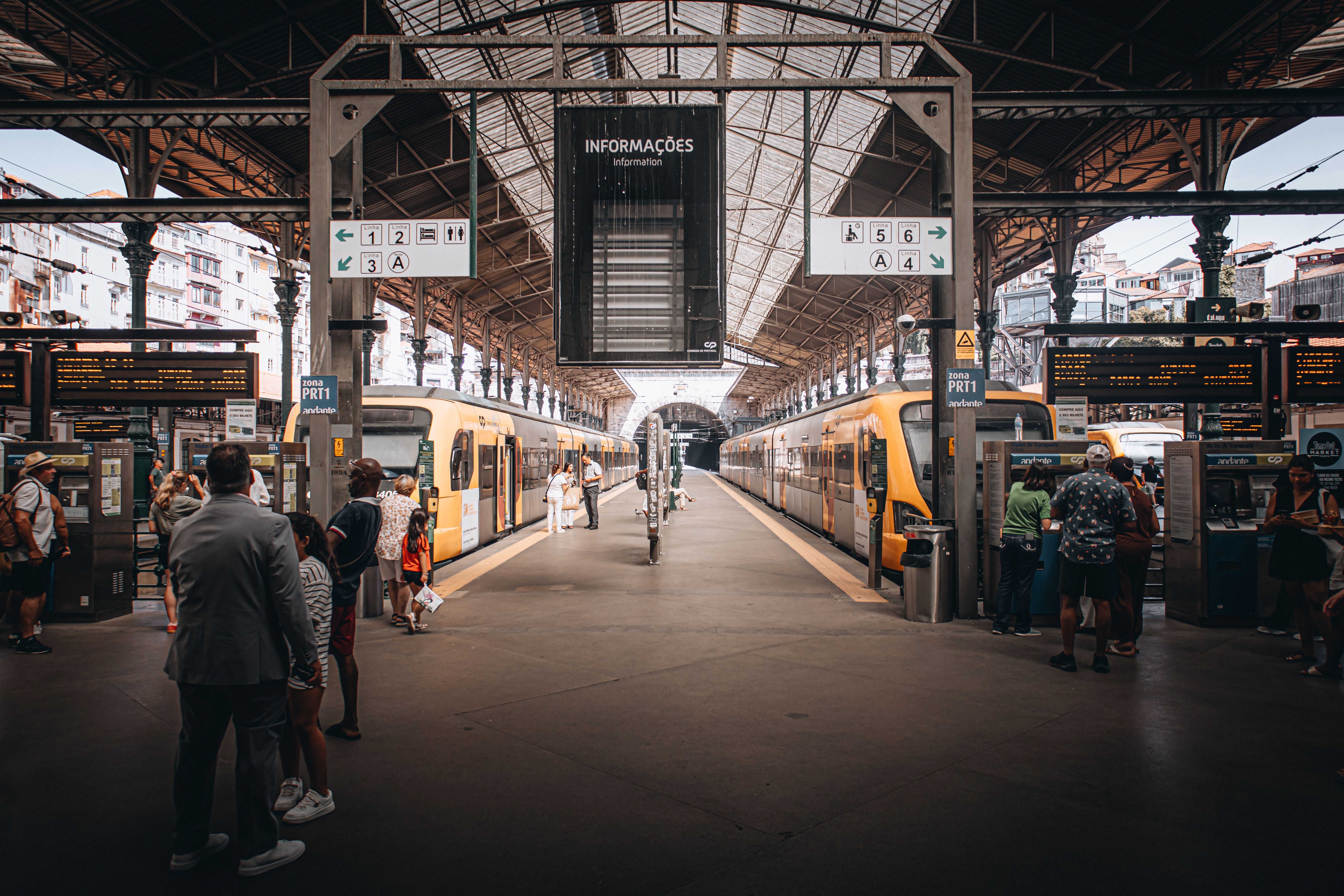 best general travel card — Photo by Newman Photographs on Pexels