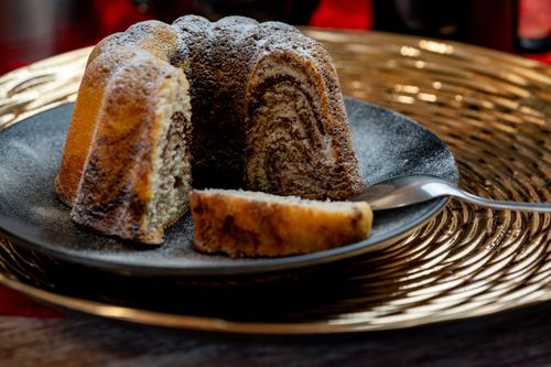 Free A beautifully baked marble bundt cake dusted with sugar icing, perfect for dessert or festive occasions. Stock Photo