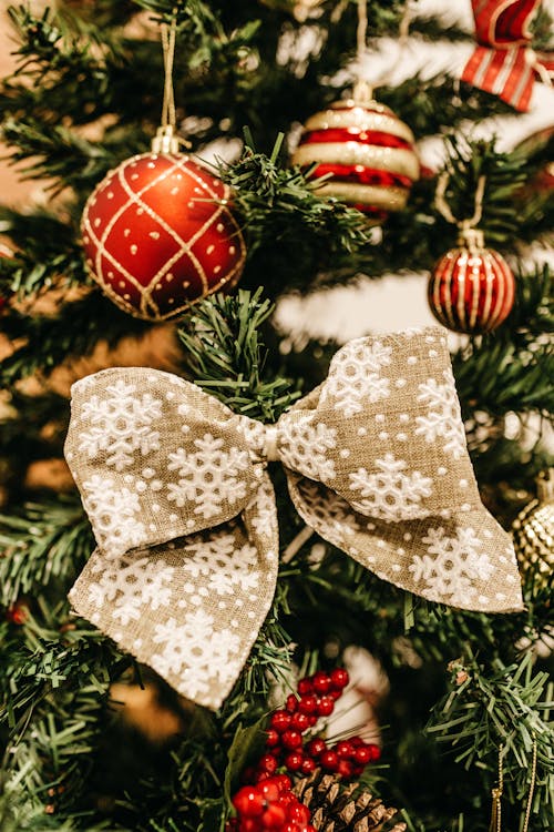 灰色和棕色丝带圣诞树装饰