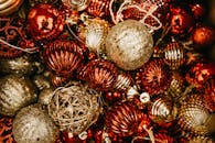 红色与金色的圣诞装饰品系列营造出节日氛围