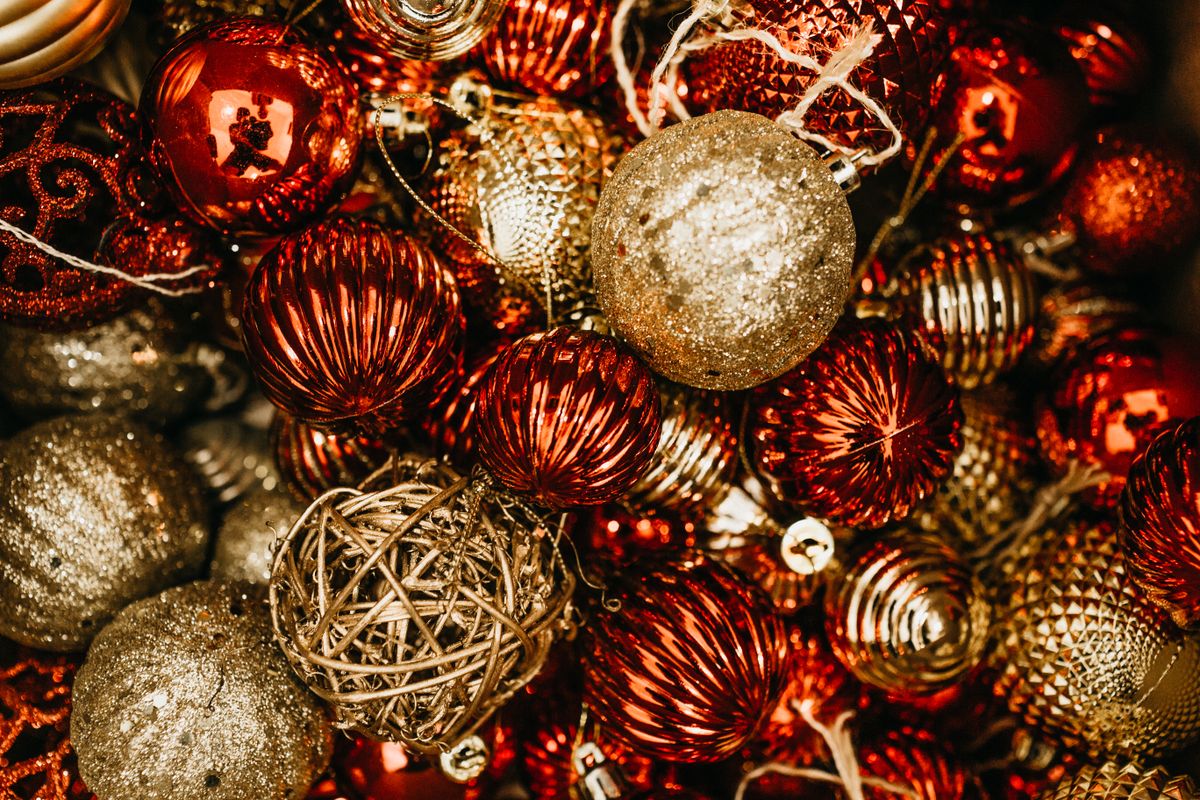 Christmas ornaments in a bowl as a simple christmas tablescape idea