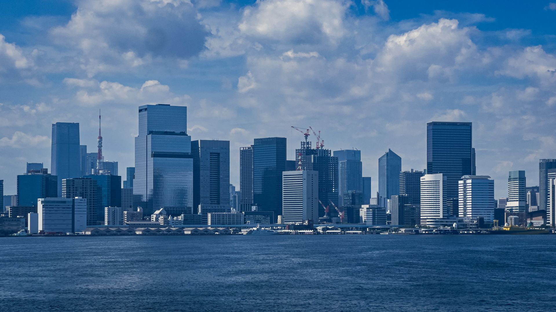 Tokyo finans bölgesinin gökyüzü manzarası