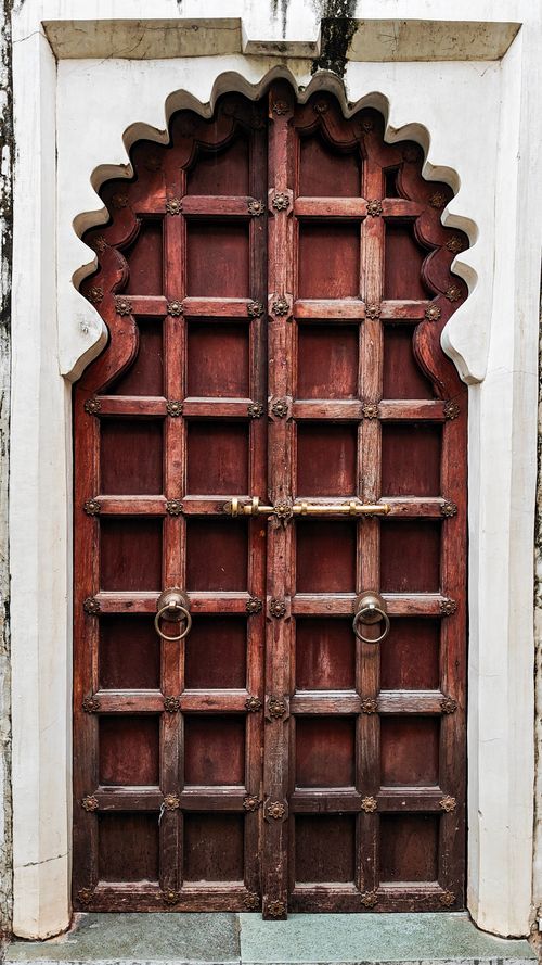 Free Beautiful antique wooden door with intricate arch design in Udaipur, Rajasthan, India. Stock Photo